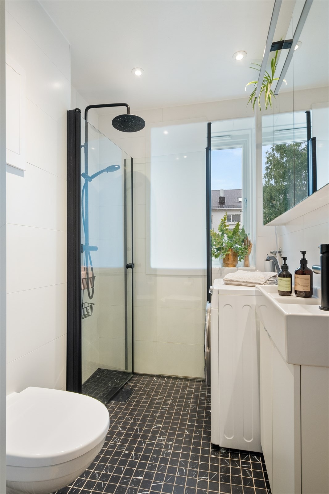 Lekkert flislagt bad fra 2019 med varmekabler og opplegg for vaskemaskin. Galleribilde