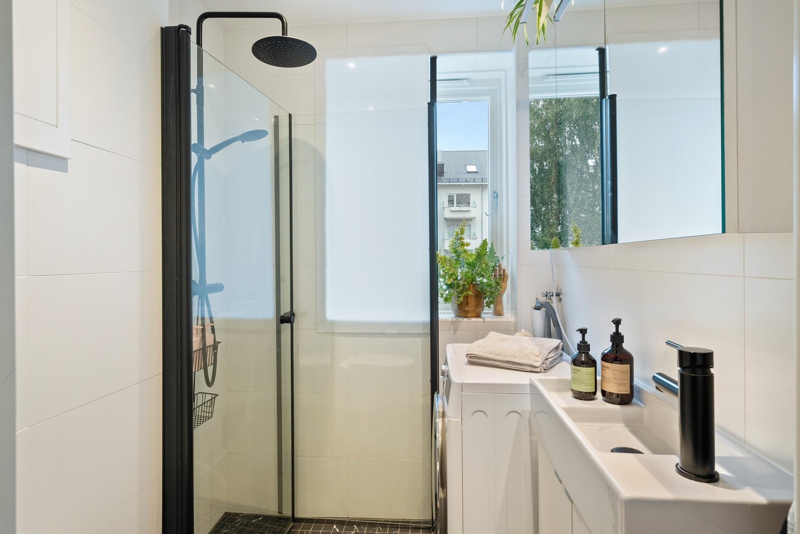 Vindu på baderom. Galleribilde