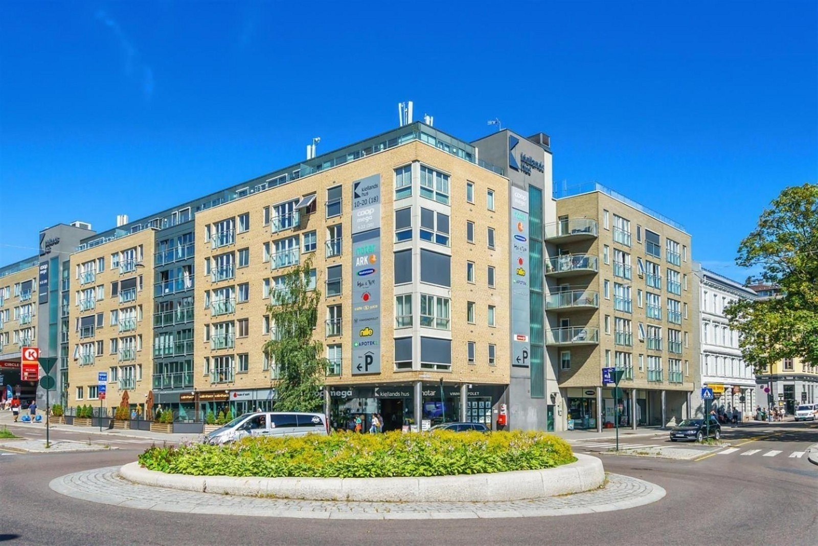 Kun 200m til Kiellands Hus med alt av servicetilbud som en av Norges største Coop Mega, restauranter, Nille, Apotek, blomsterbutikk og vinmonopol. Galleribilde