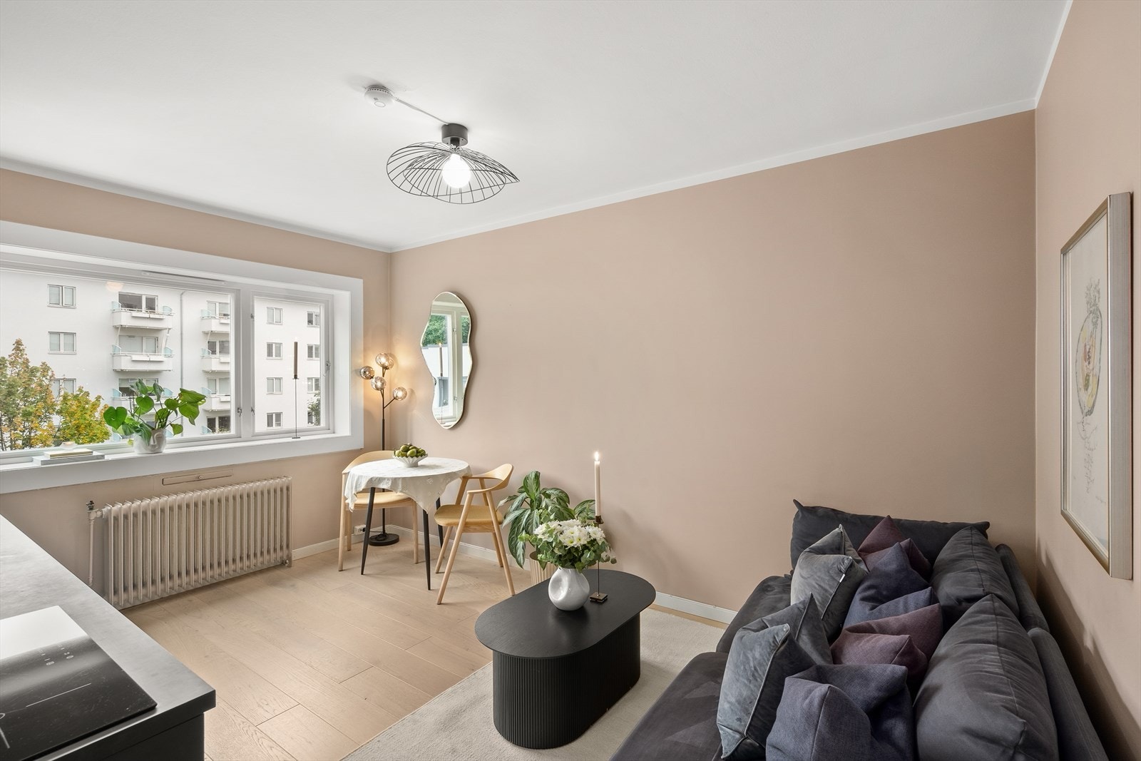 Romslig stue med flere soner og nyere kjøkken i åpen løsning. Galleribilde