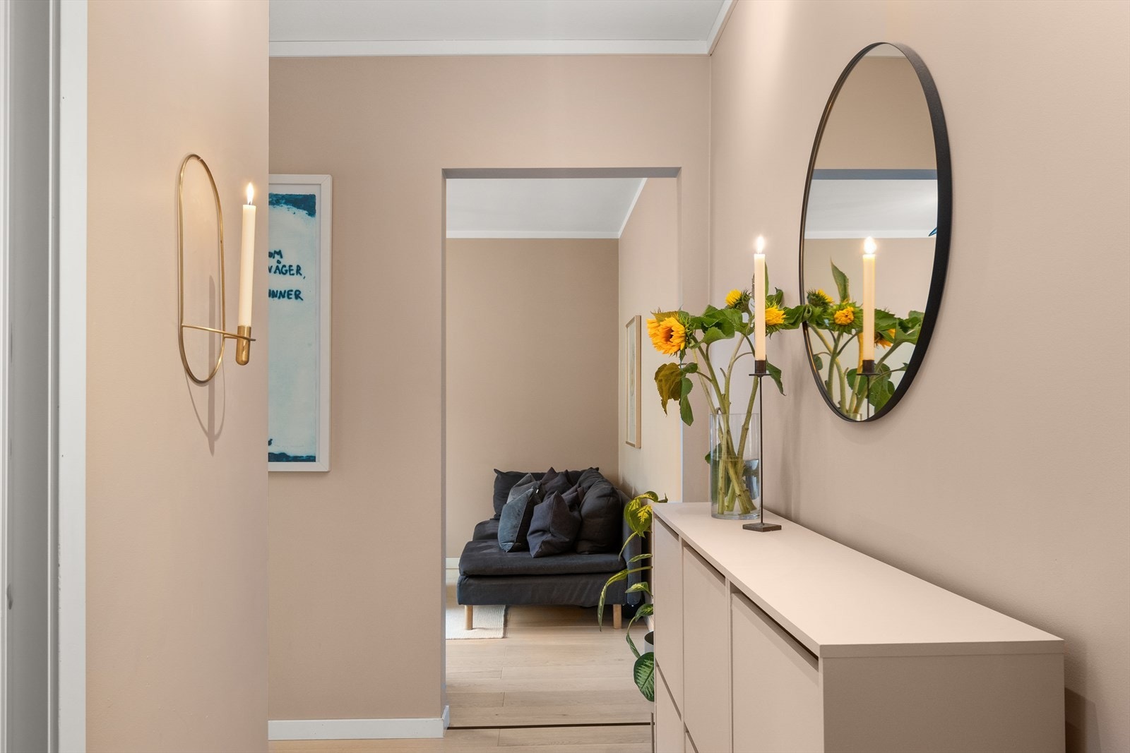 Leiligheten fremstår moderne med fine overflater og tidsriktige farger. Galleribilde