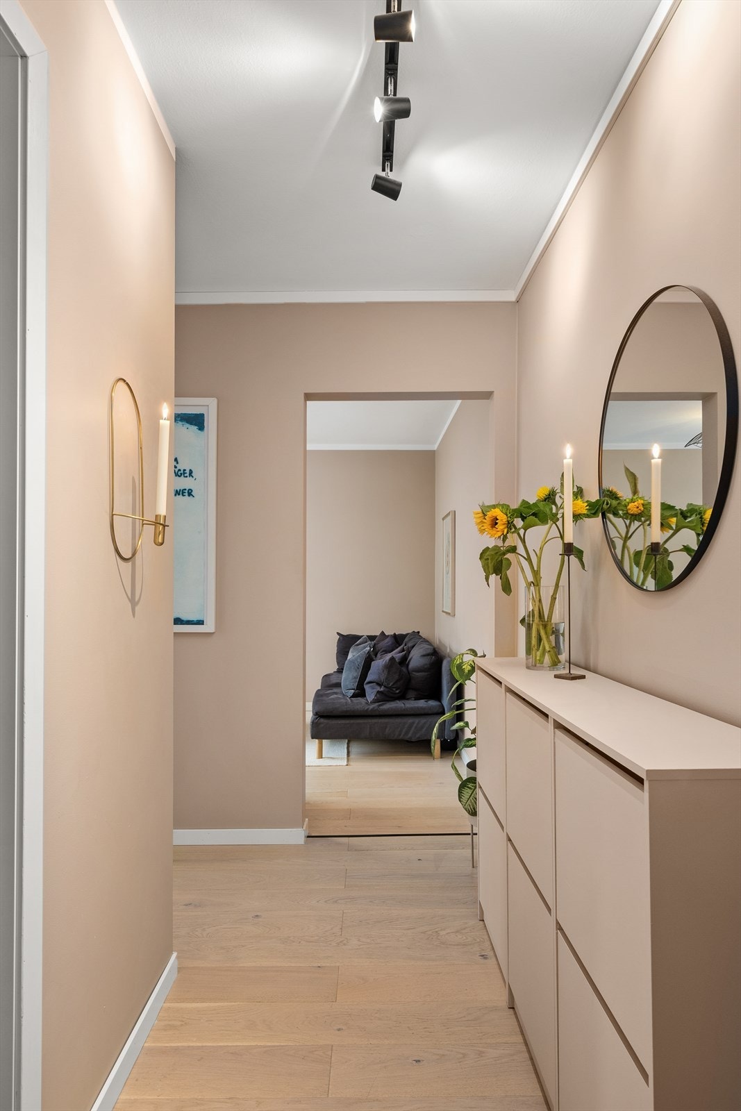 Innbydende entré med skoskap og garderobeskap Galleribilde