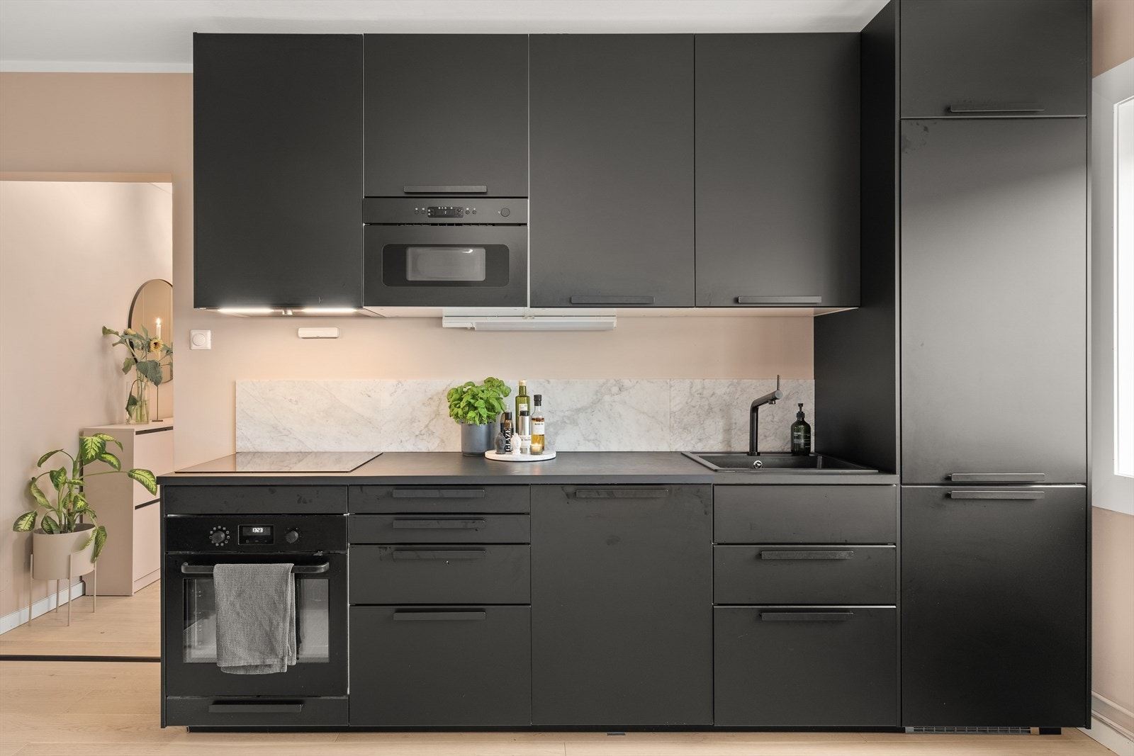 Stilrent kjøkken fra 2019 med integrerte hvitevarer. Galleribilde