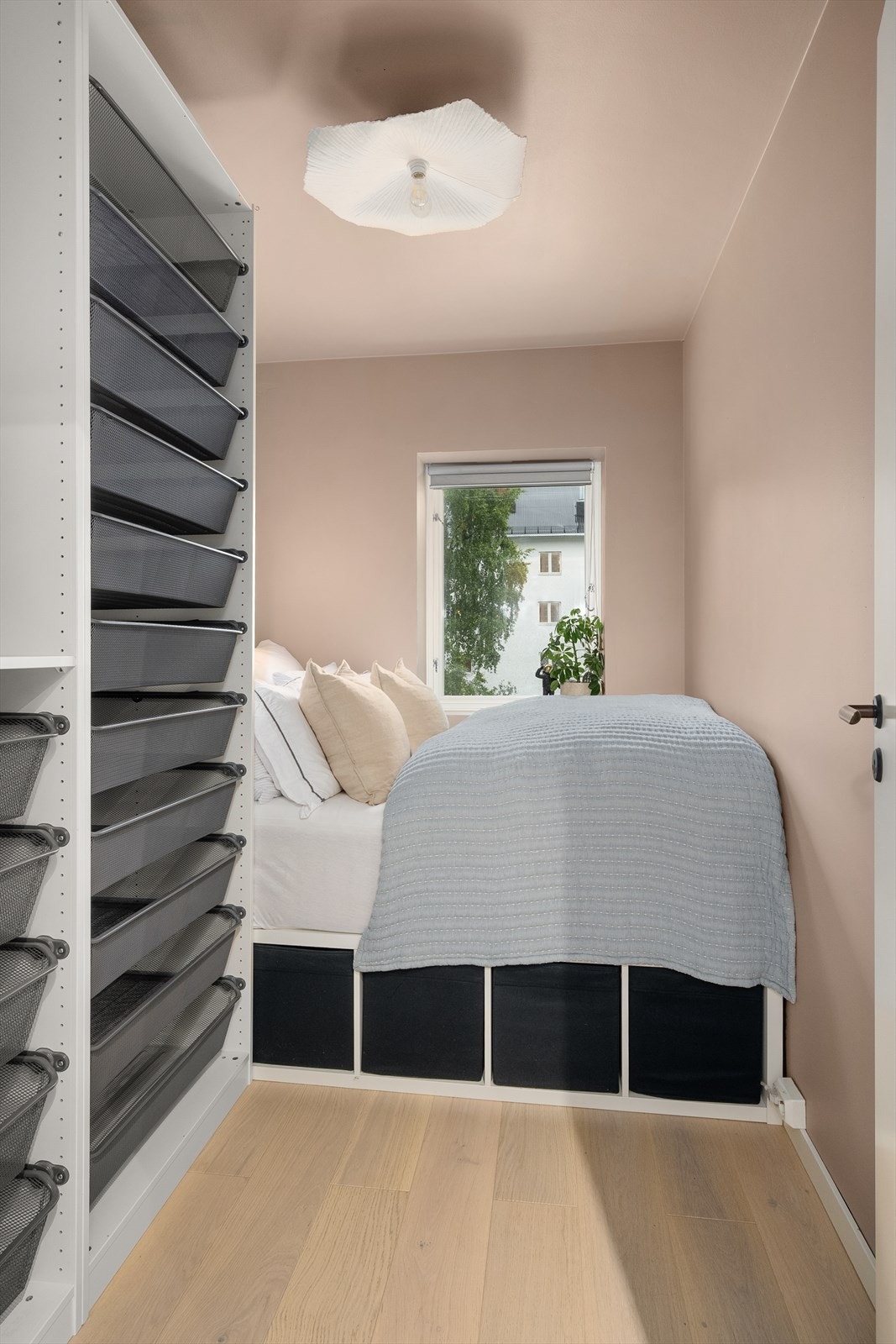 Soverom mot stille bakgård Galleribilde