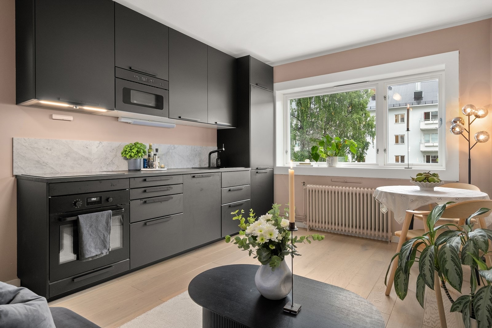 Store vindusflater som gir rikelig med lys. Galleribilde