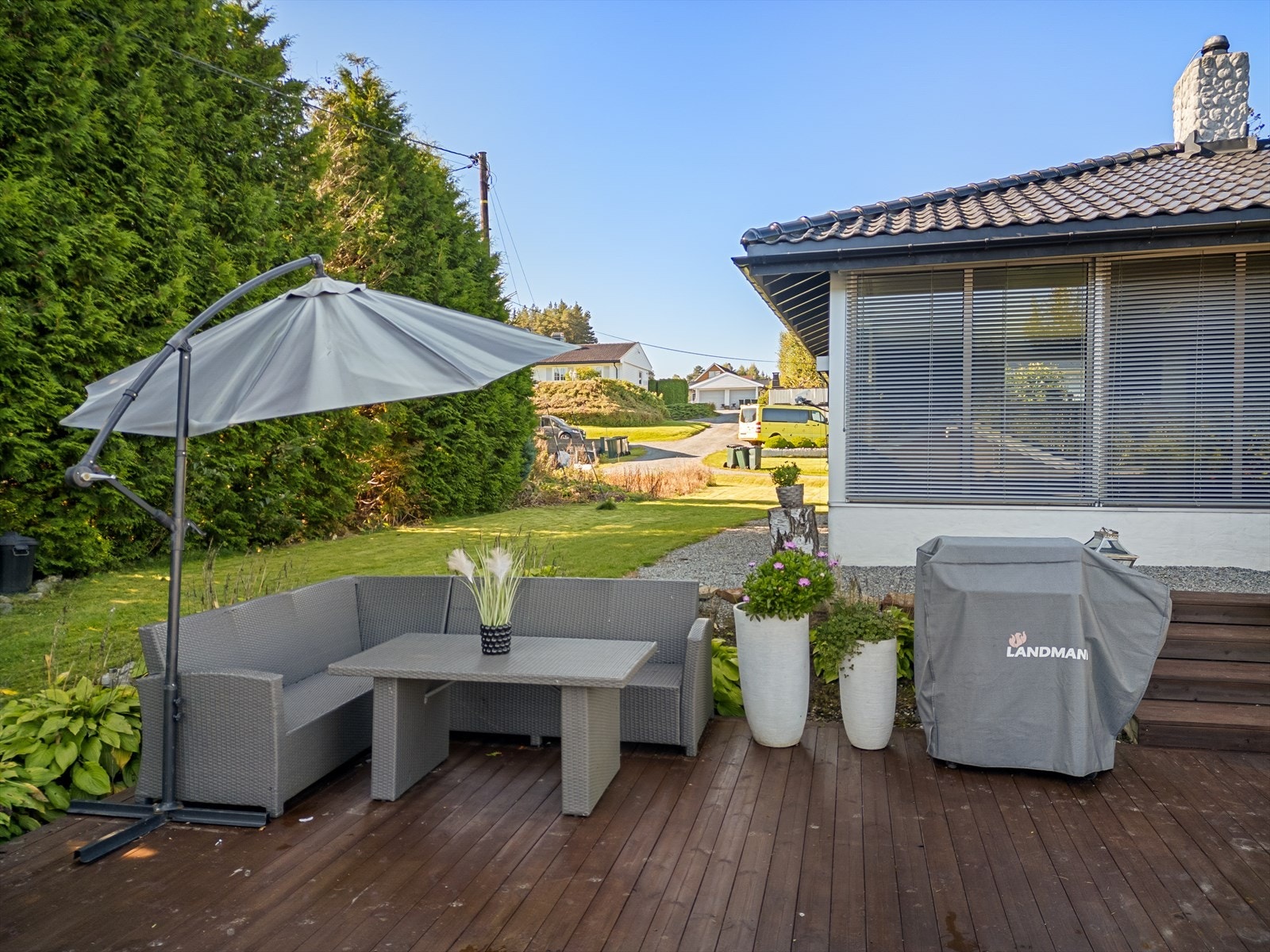 Her kan du nyte både solfylte dager og lune kvelder i gode venners lag. Store grøntarealer med gressplen der barn og unge kan leke fritt. Galleribilde
