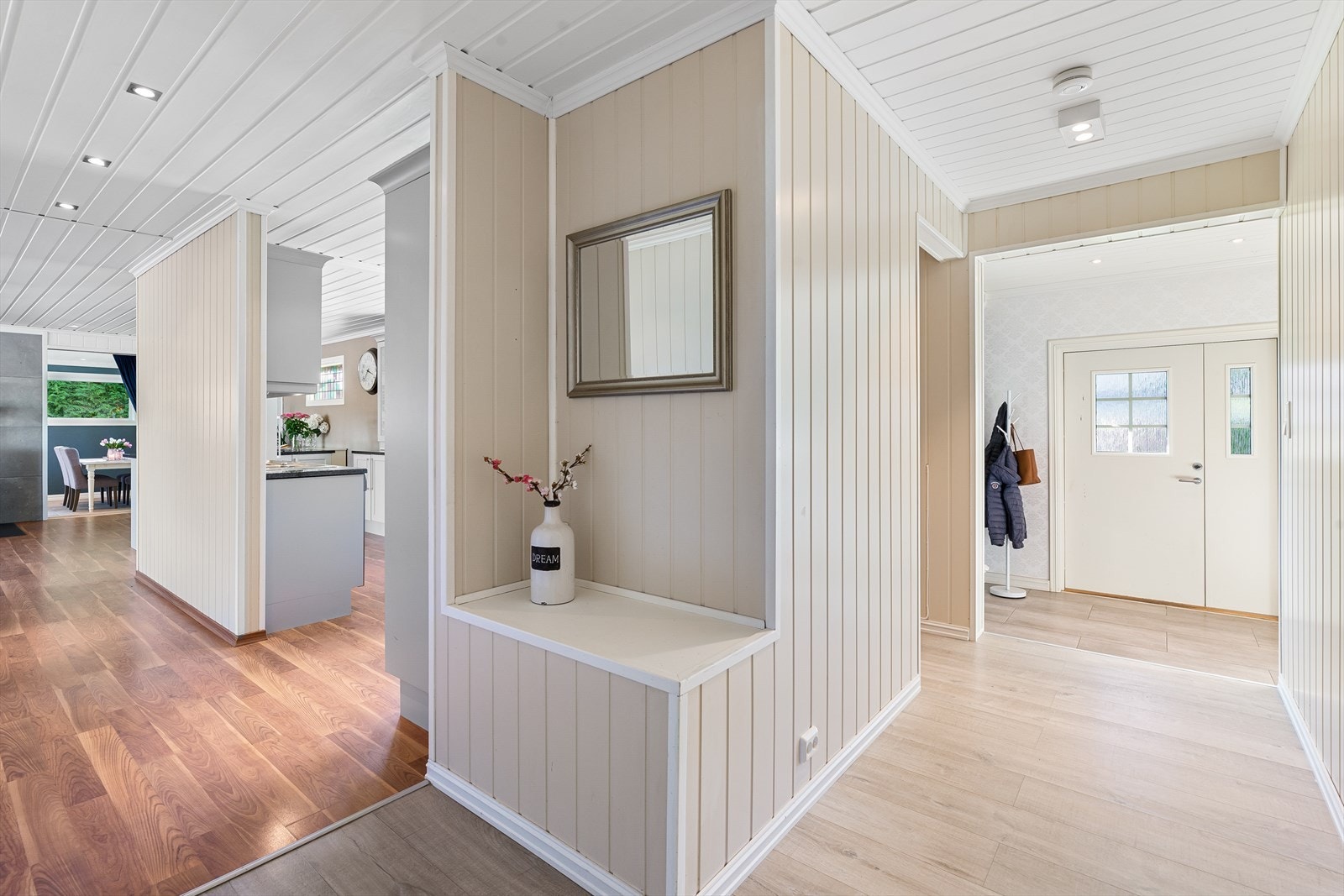 Boligen har en gjennomtenkt og velfungerende planløsning som går over et plan og kjeller, i tillegg til store uteområder og terrasse. Galleribilde