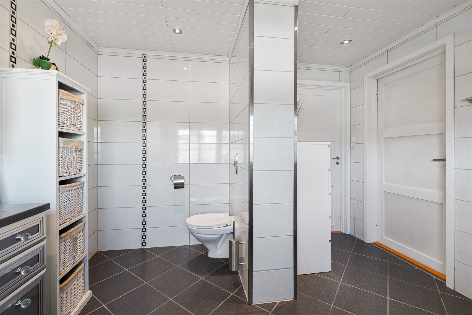 Stilrent bad flislagt bad med varmekabler i gulv og downlights i tak. Galleribilde