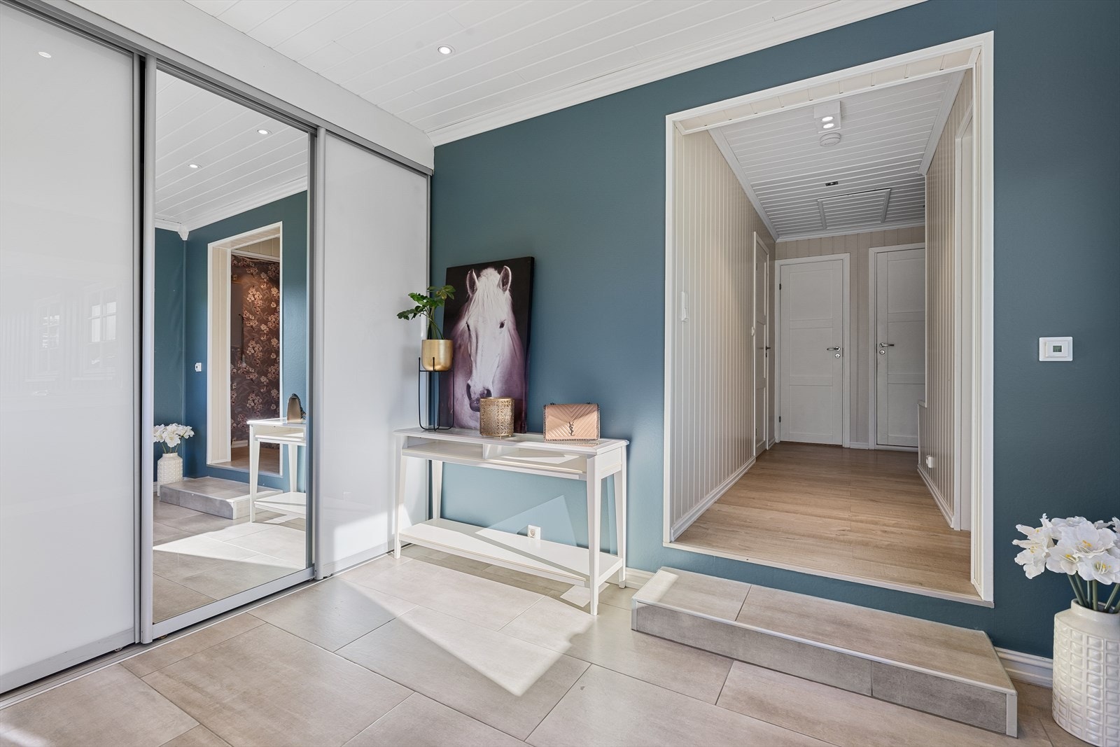 Det stilrene og lyse designet skaper et perfekt førsteinntrykk av boligen! Galleribilde