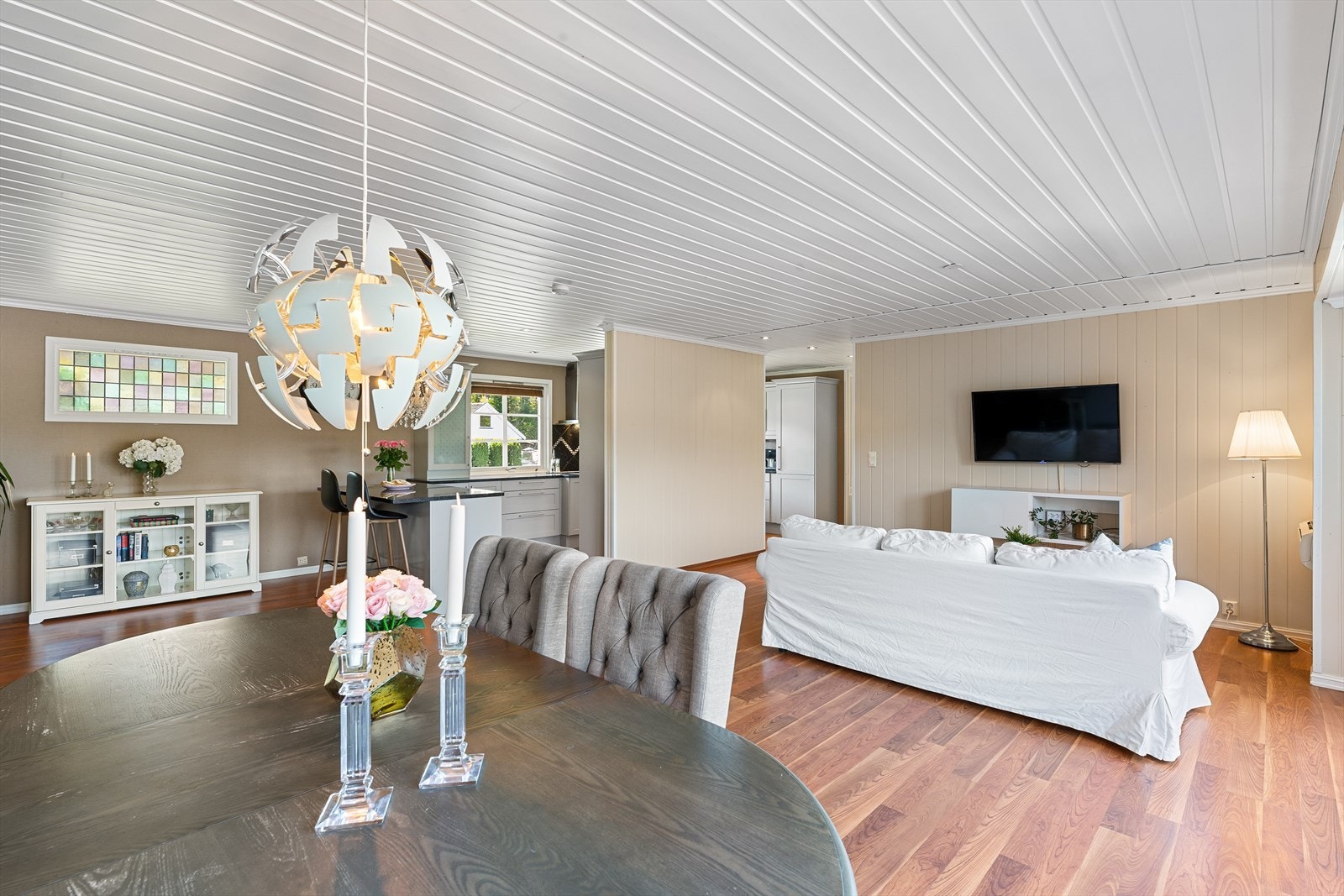 Den romslige og lyse stuen har god plass til både en hyggelig sofakrok og en stor spisestue. Galleribilde