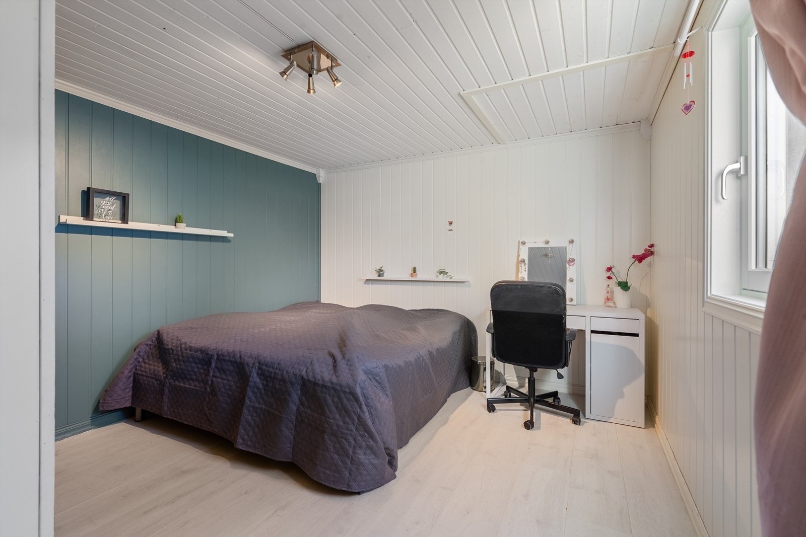 Det er innredet 3 rom i kjelleren som benyttes som soverom/kjellerstue, rommene er ikke godkjent som rom til varig opphold. Galleribilde