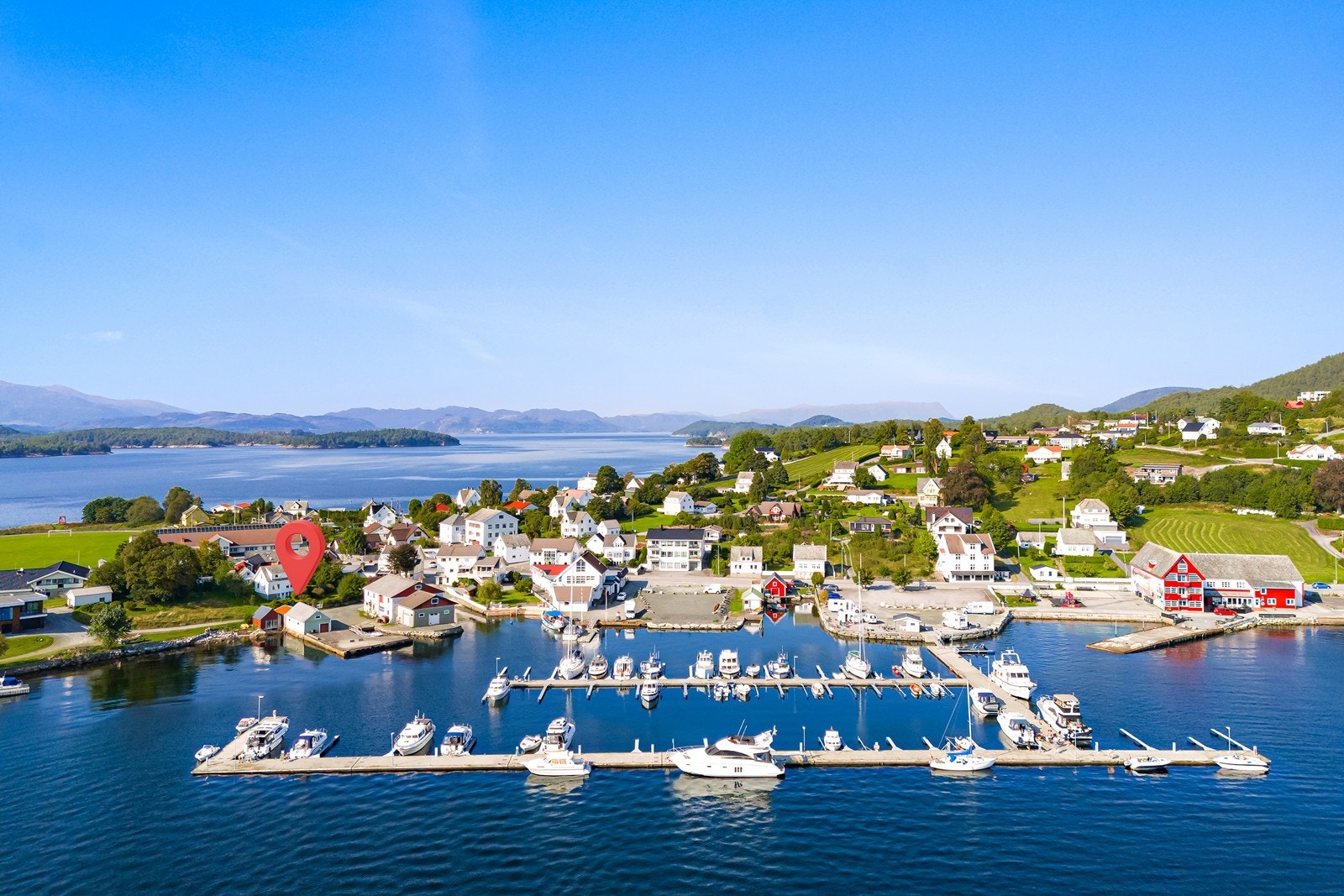 Stort, eldre naust med garasje og kai i Sæbøvik sentrum. Sjelden mulighet. Galleribilde