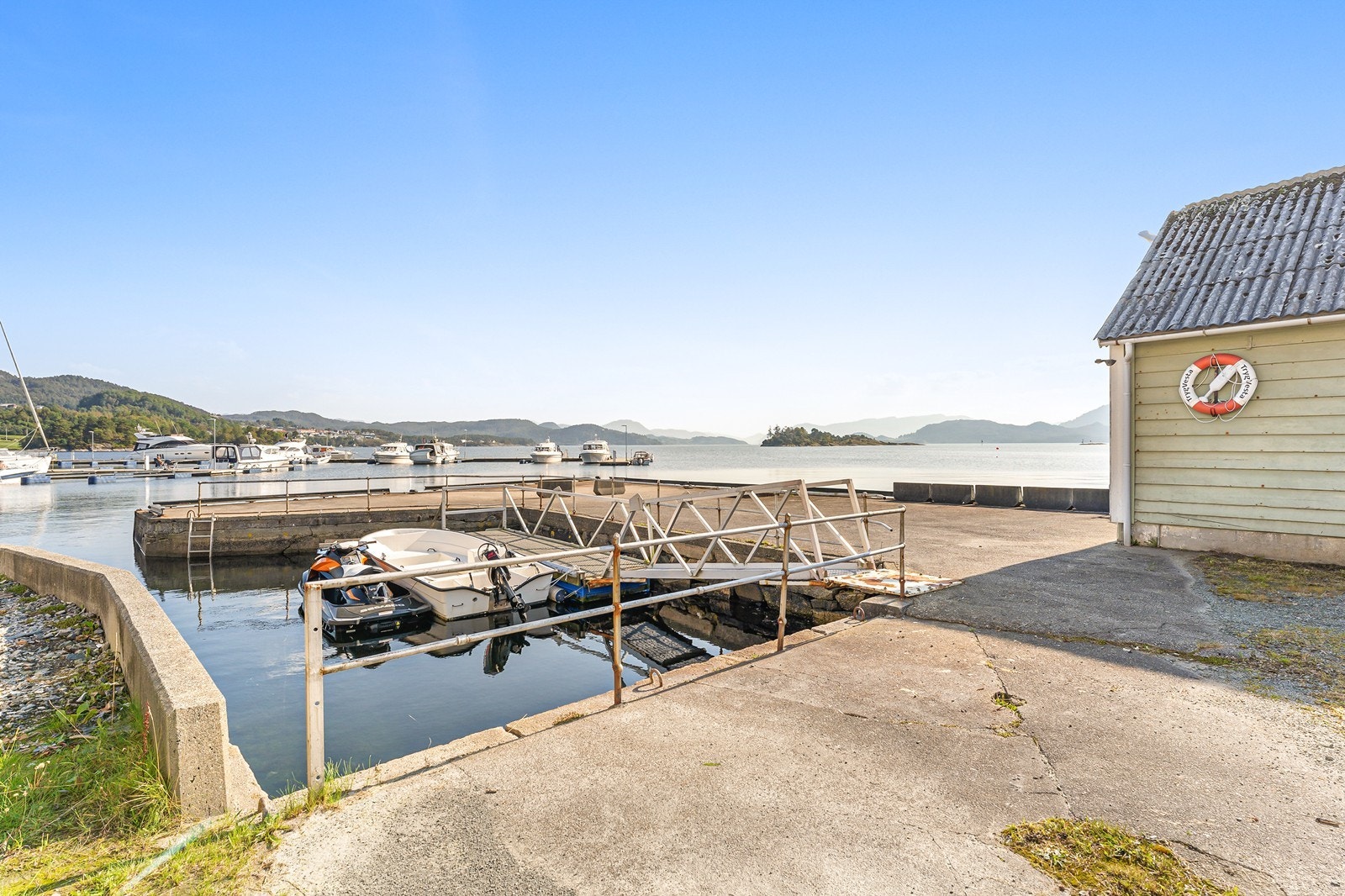 Kailinjen på fremsiden har en lenge på ca. 16 meter, mot sør er det ca. 20 meter med kai. Galleribilde