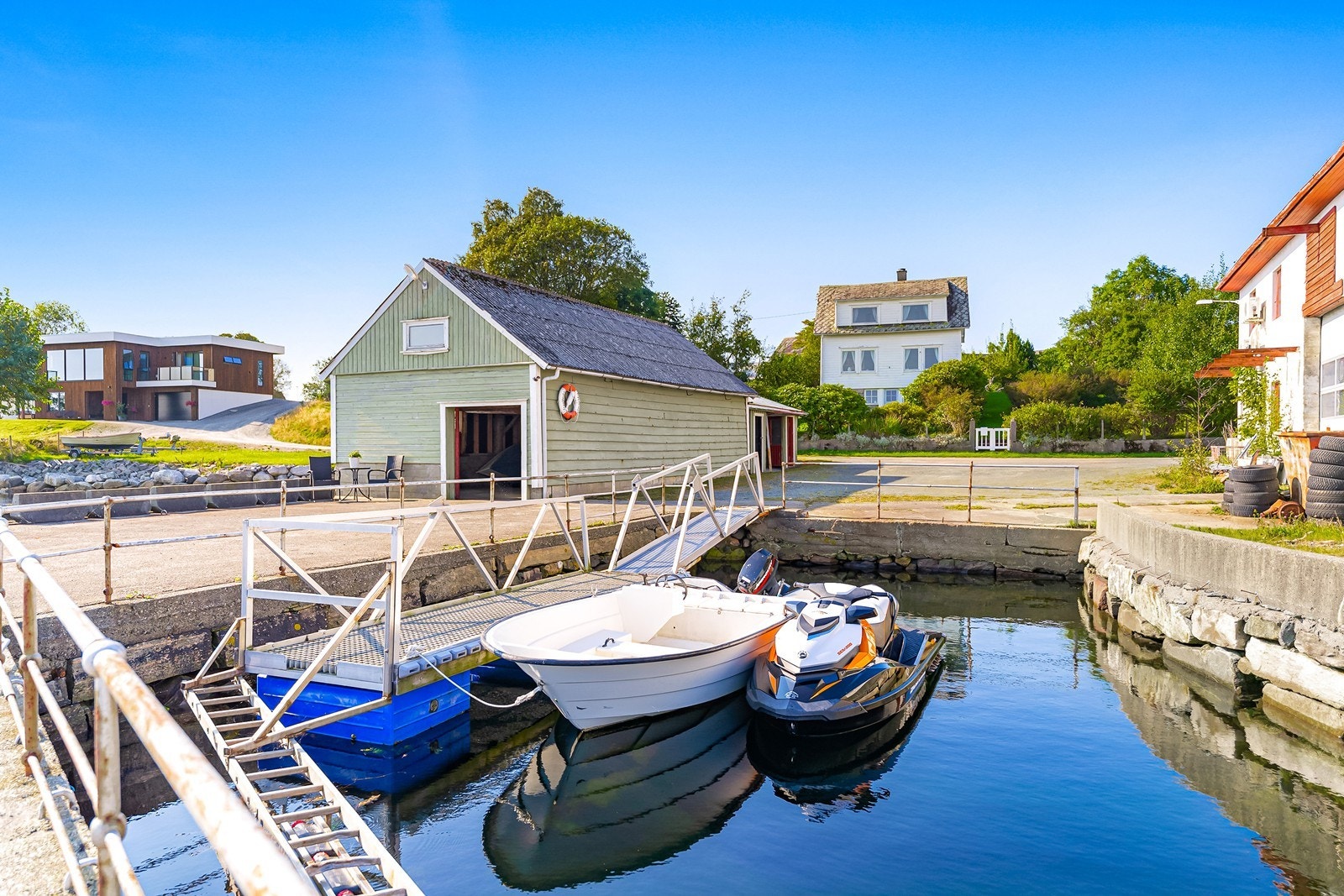 Det er enkel adkomst til eiendommen, med gode parkeringsmuligheter på egen tomt. Galleribilde