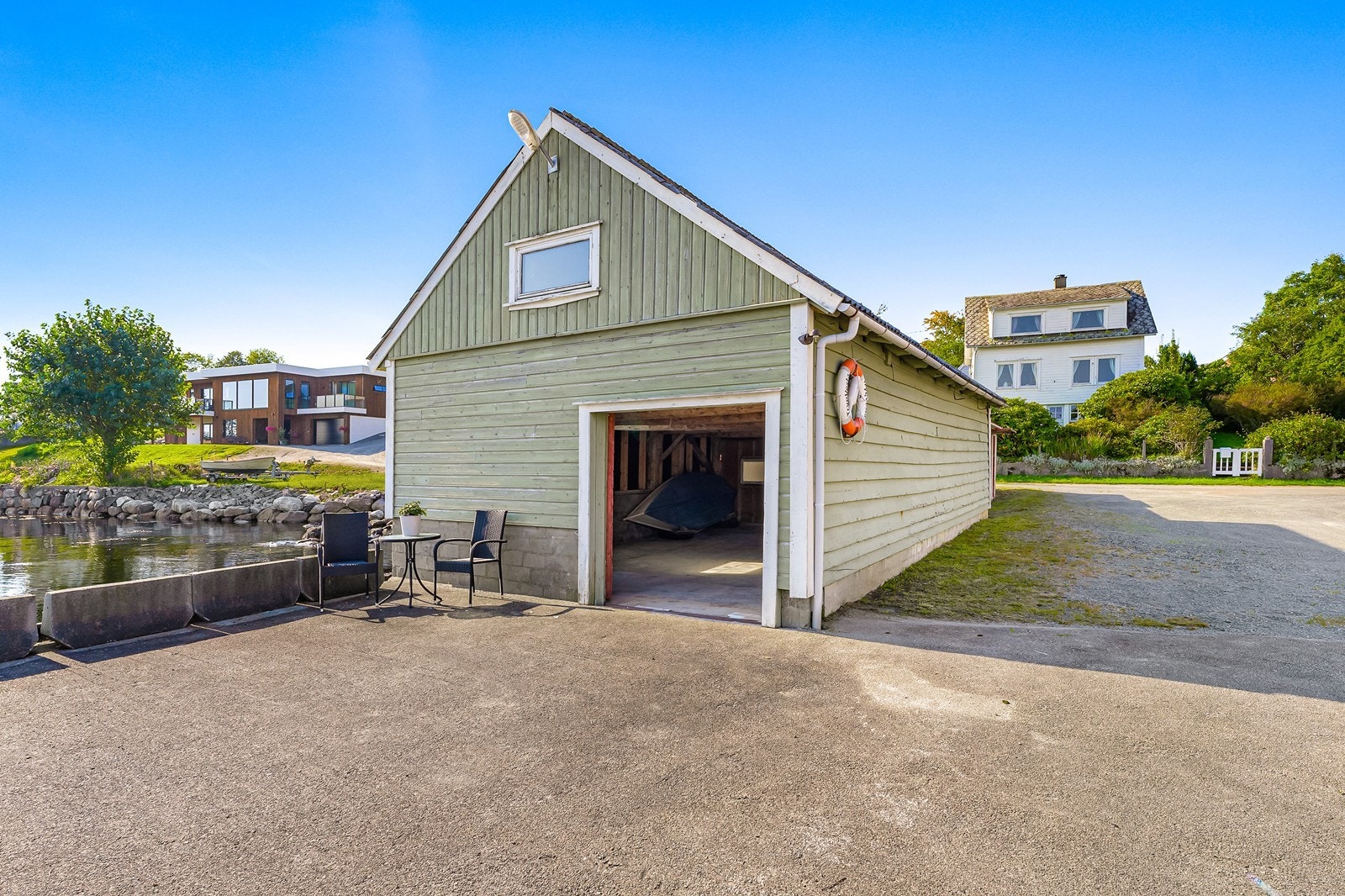 Mot fremsiden er det en stor betongkai, som har et areal på ca. 215 kvm. Galleribilde