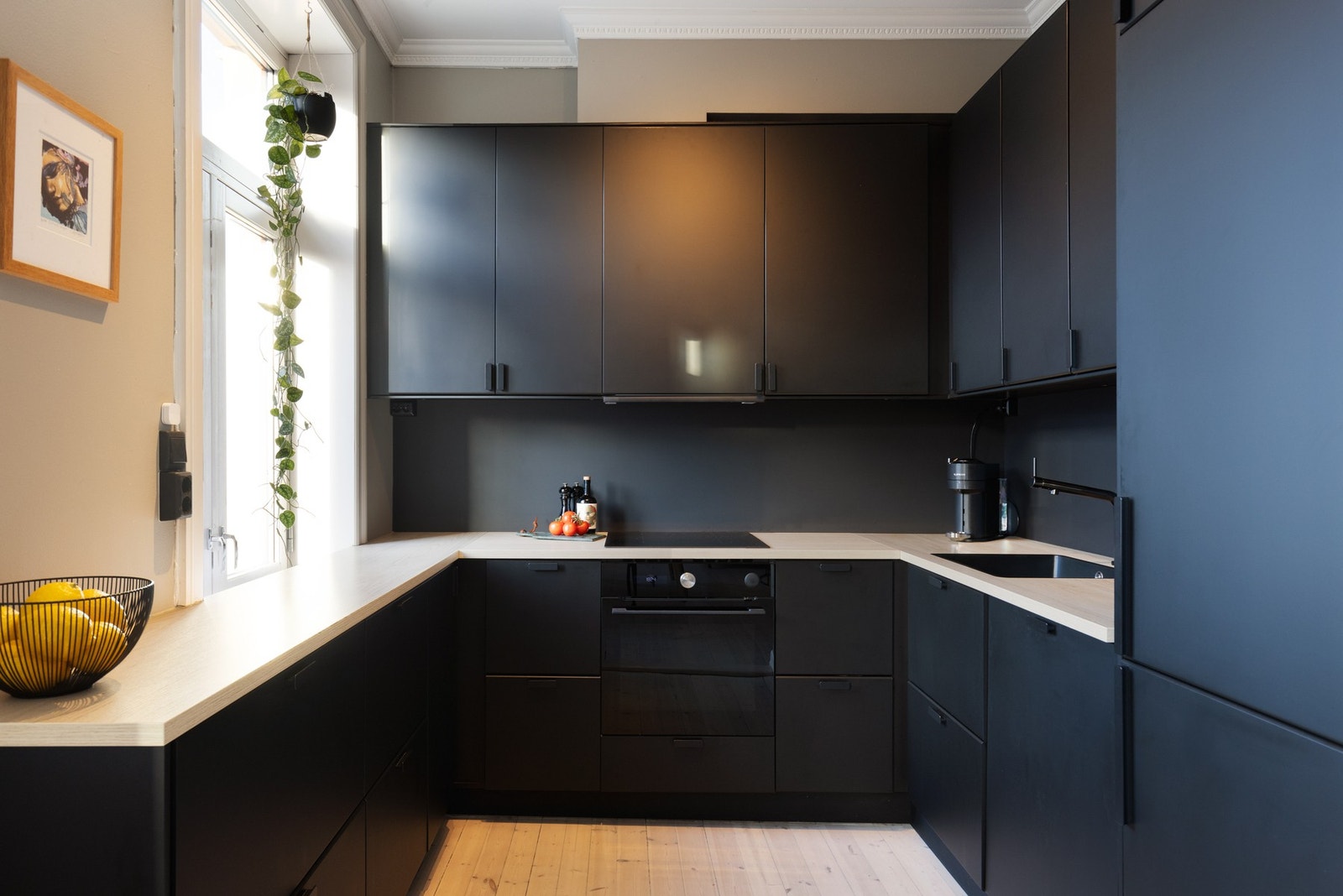 Lekkert kjøkken fra 2021 med glatte fronter og benkeplate i laminat med planlimt oppvaskkum. Galleribilde