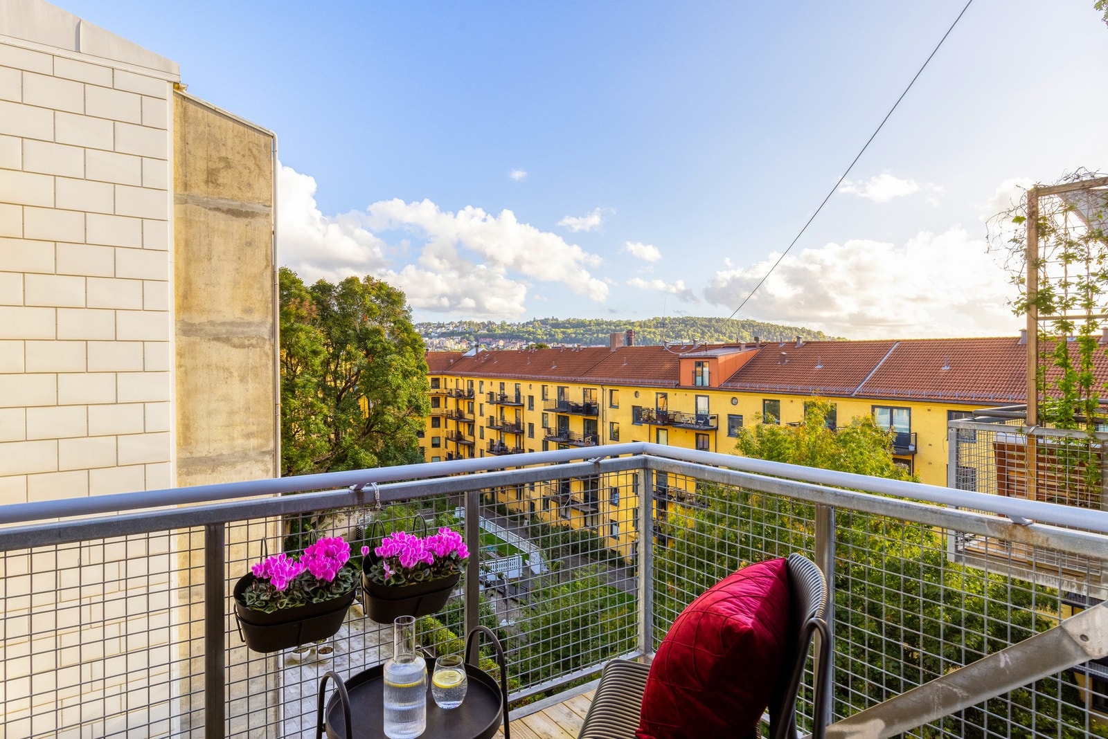 Fra soverommet har du utgang til en solrik balkong på 4 kvm. Galleribilde