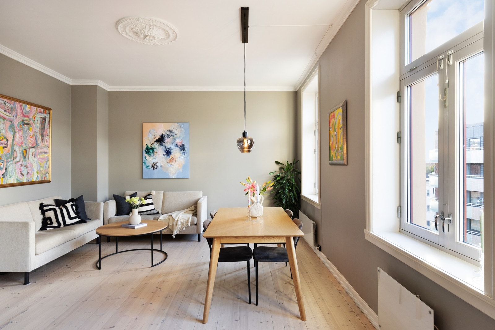 Stuen har naturlige soner for møblering. Her har du plass til sofa og tilhørende møblement, samt et stort spisebord. Galleribilde