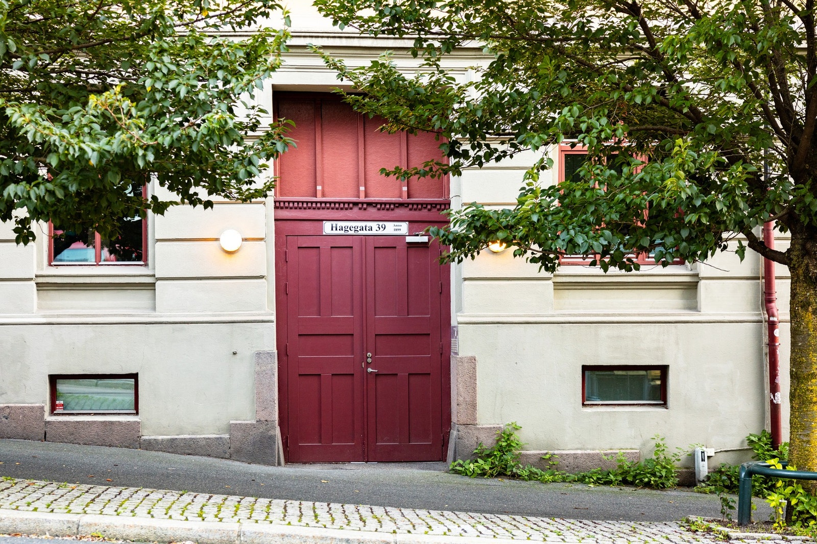 Boligblokkens inngangsparti. Galleribilde