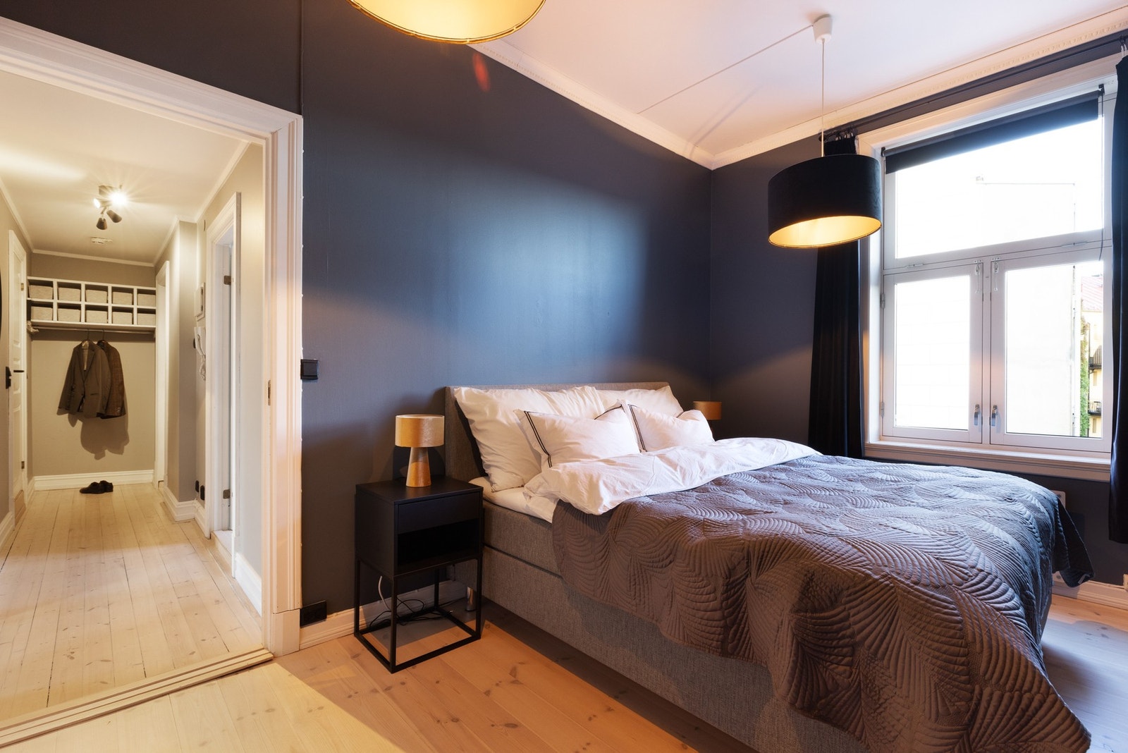 Velkommen inn til hovedsoverommet! Her har du plass til en stor dobbeltseng og nattbord. Galleribilde