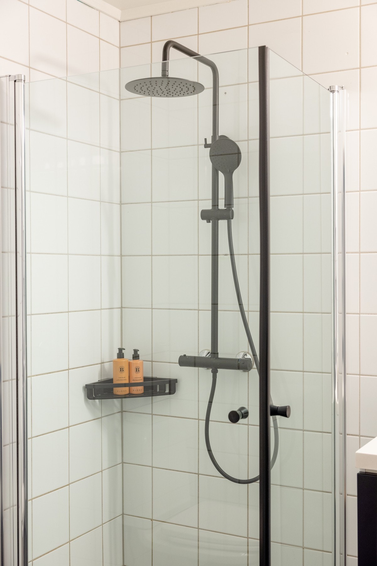 Dusj på gulv med innfellbare dører av glass og metall. Galleribilde