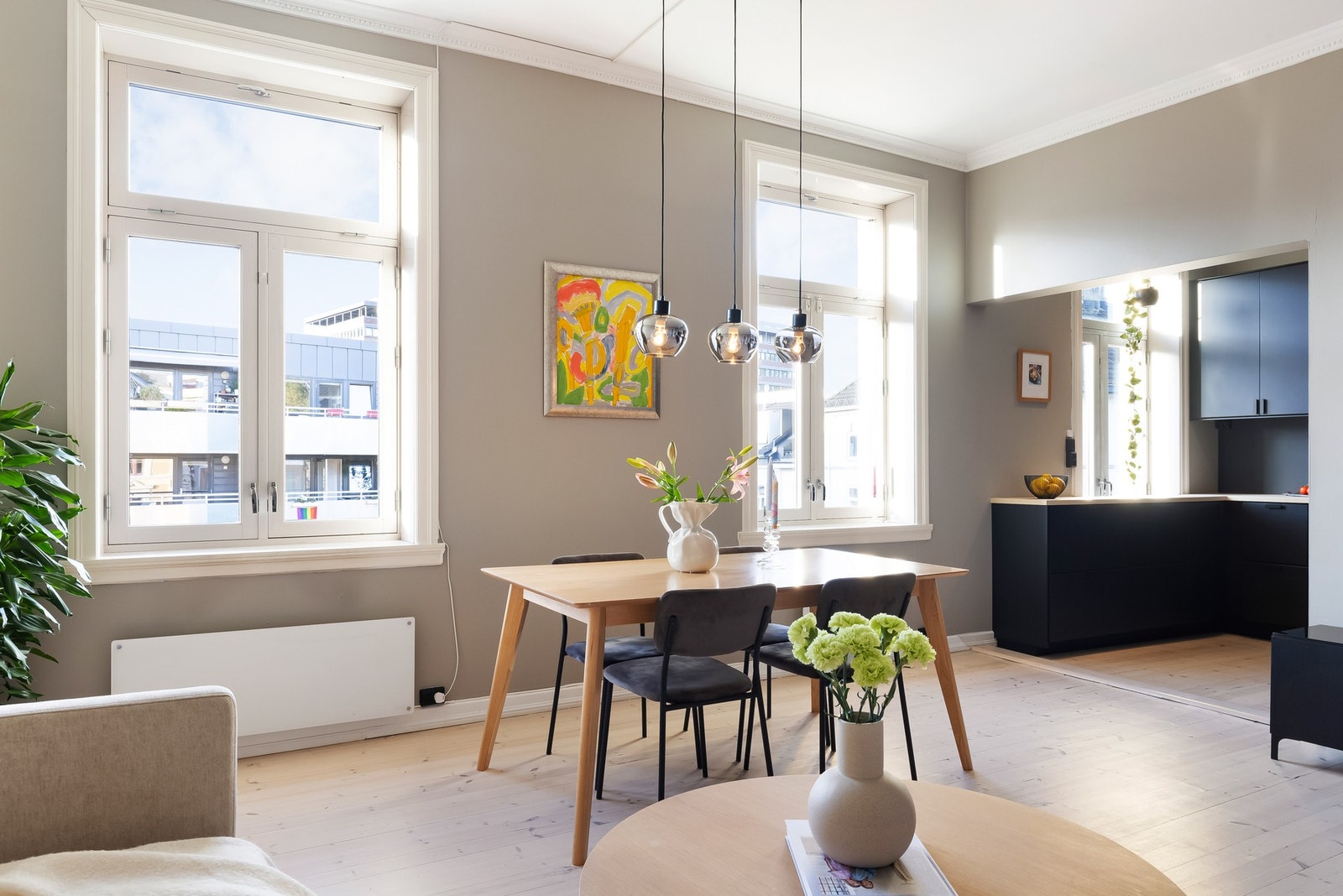 Den delvis åpne kjøkkenløsningen gjør det enkelt å være sosial samtidig som du lager mat. Galleribilde