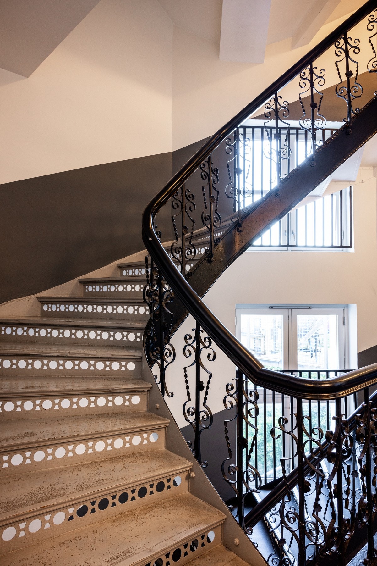 Felles trappeoppgang. Galleribilde