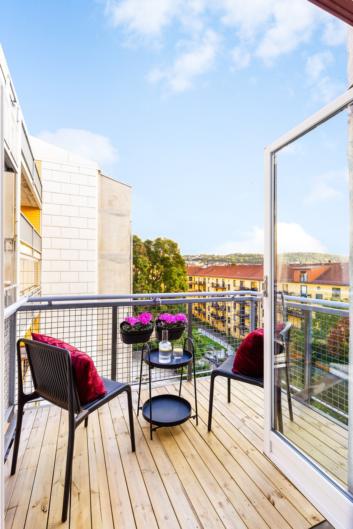 Her kan du nyte en kaffekopp i solen. Galleribilde