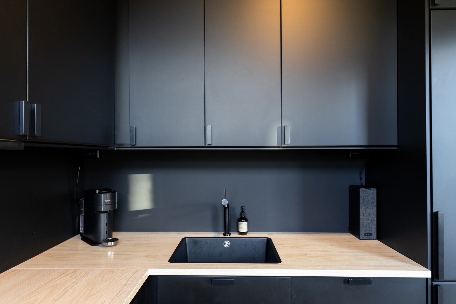 Kjøkkenet er utstyrt med integrerte hvitevarer som kjøleskap med fryser, oppvaskmaskin, stekeovn og induksjonstopp med pyrolyse og dampfunksjon. Galleribilde