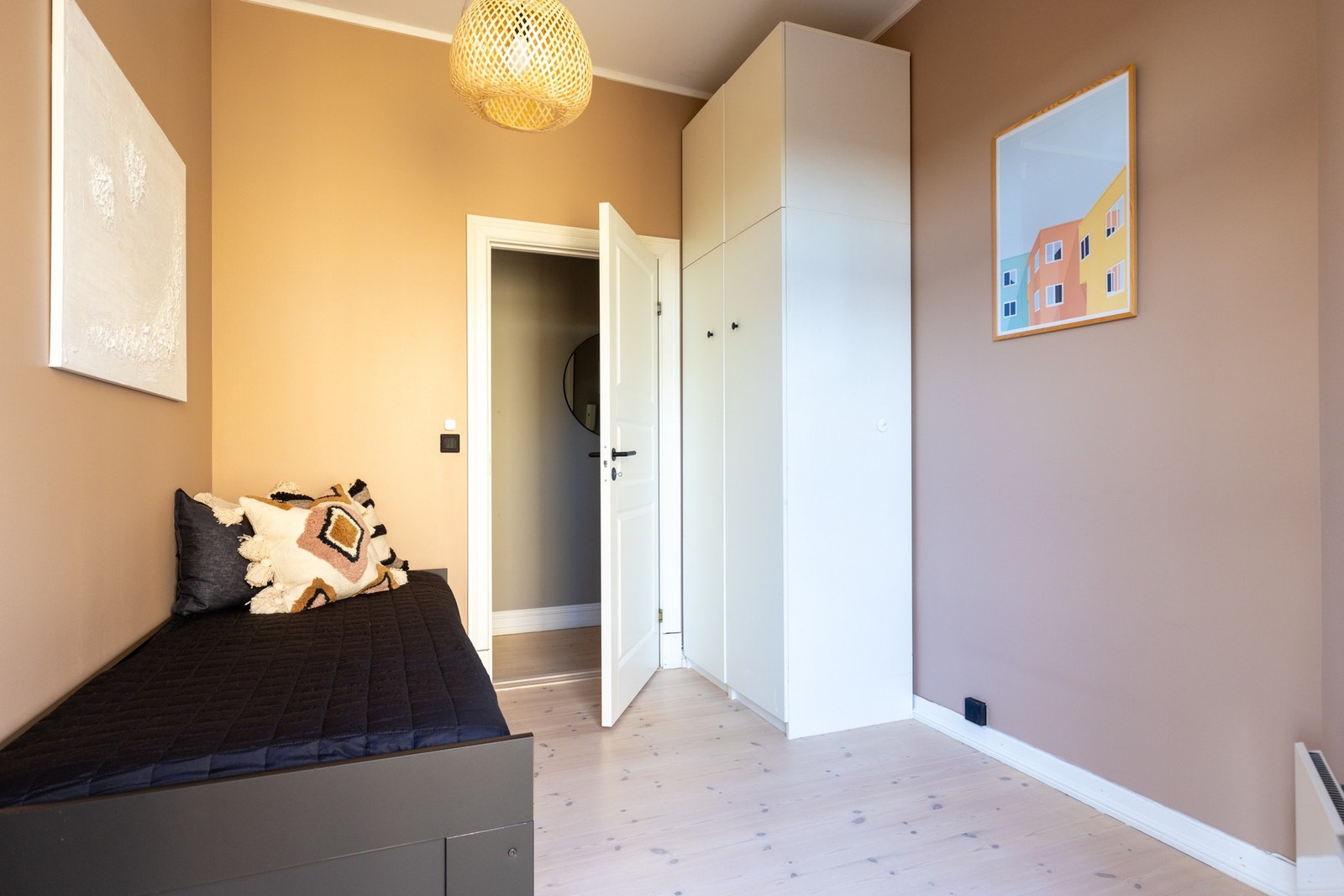 Rommet byr på gode oppbevaringsmuligheter. Garderobeskapet medfølger salg. Galleribilde