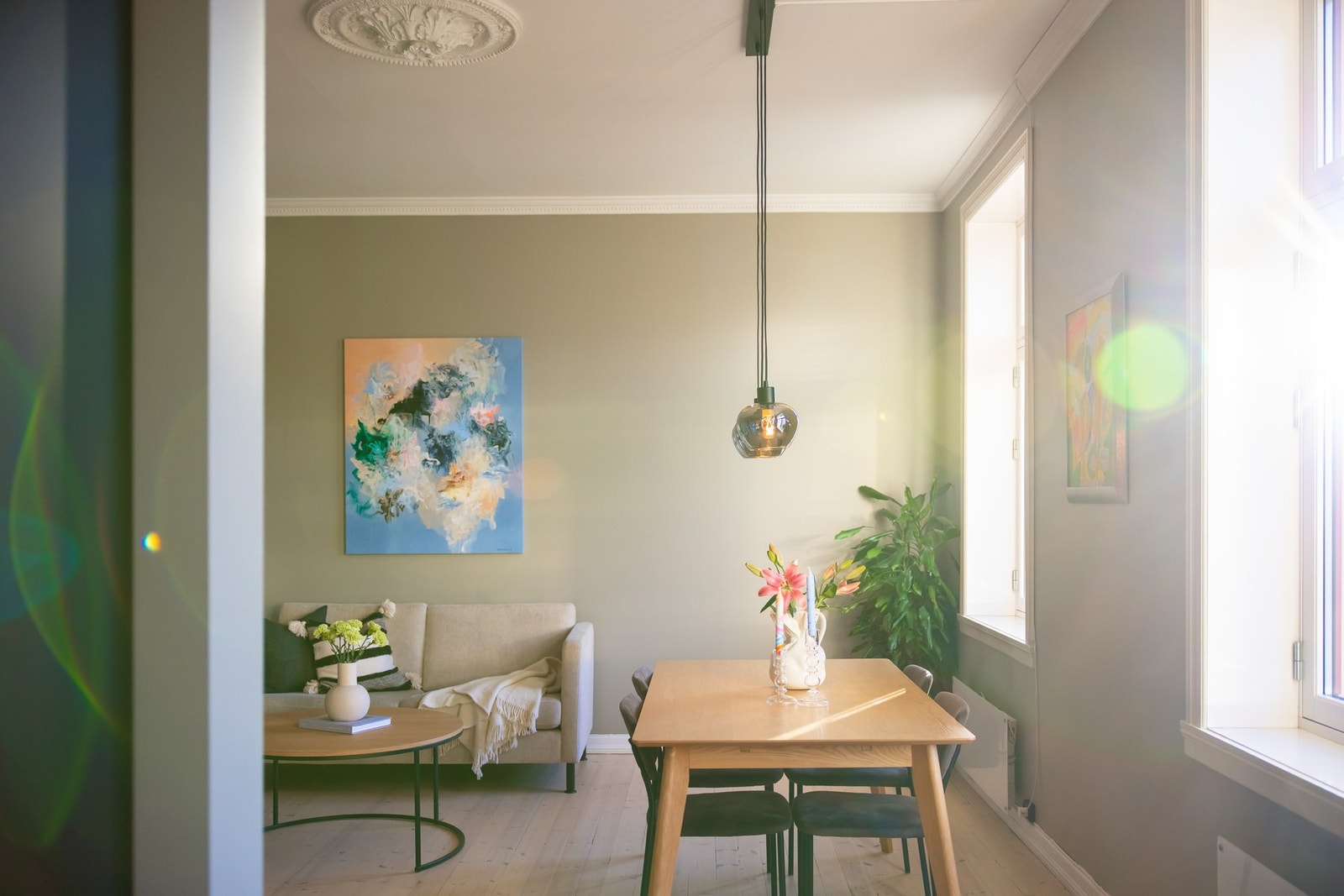 Originalt tregulv, moderne fargevalg, samt klassisk stukkatur og rosett i tak. Galleribilde