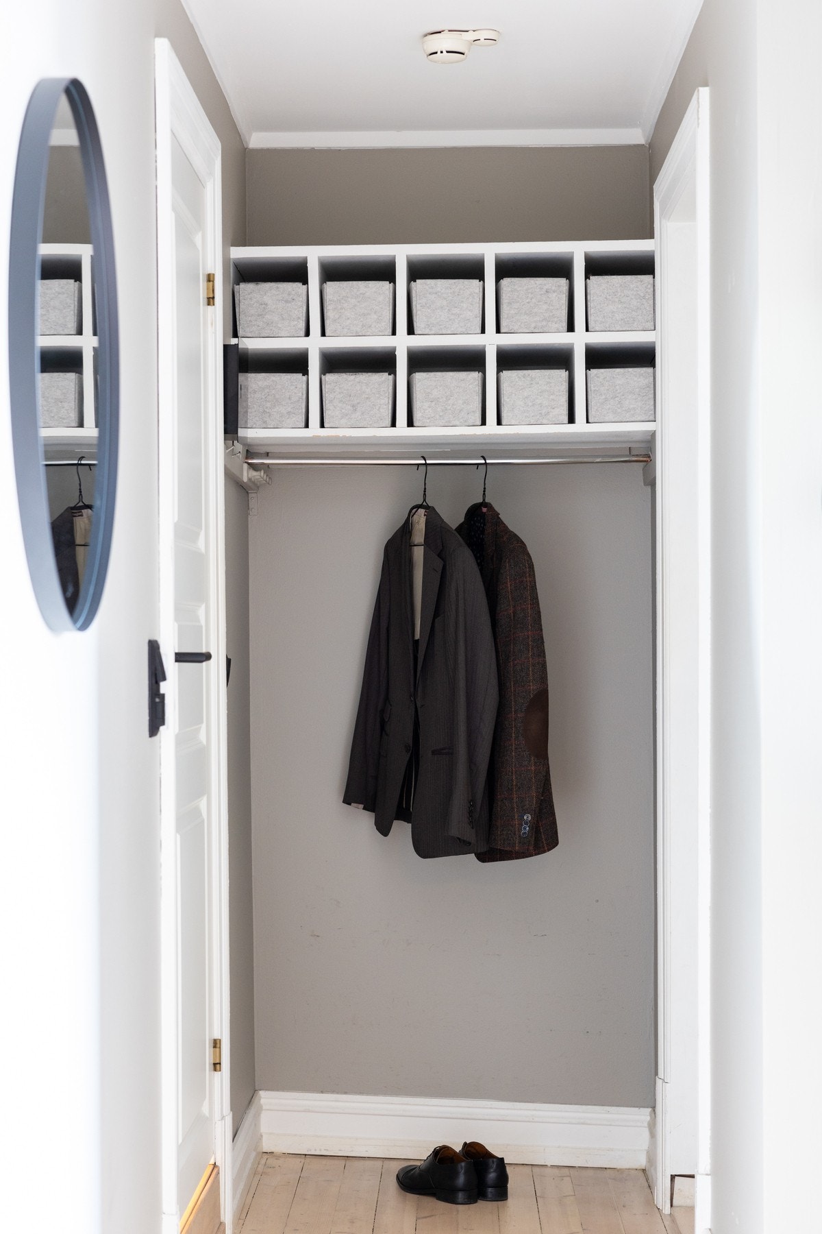 I entreen er det et praktiske hyller og veggoppheng for yttertøy og sko. Pene slette overflater og originalt tregulv i entré bidrar til et meget godt førsteinntrykk av boligen. Oppgangen har callinganlegg. Galleribilde