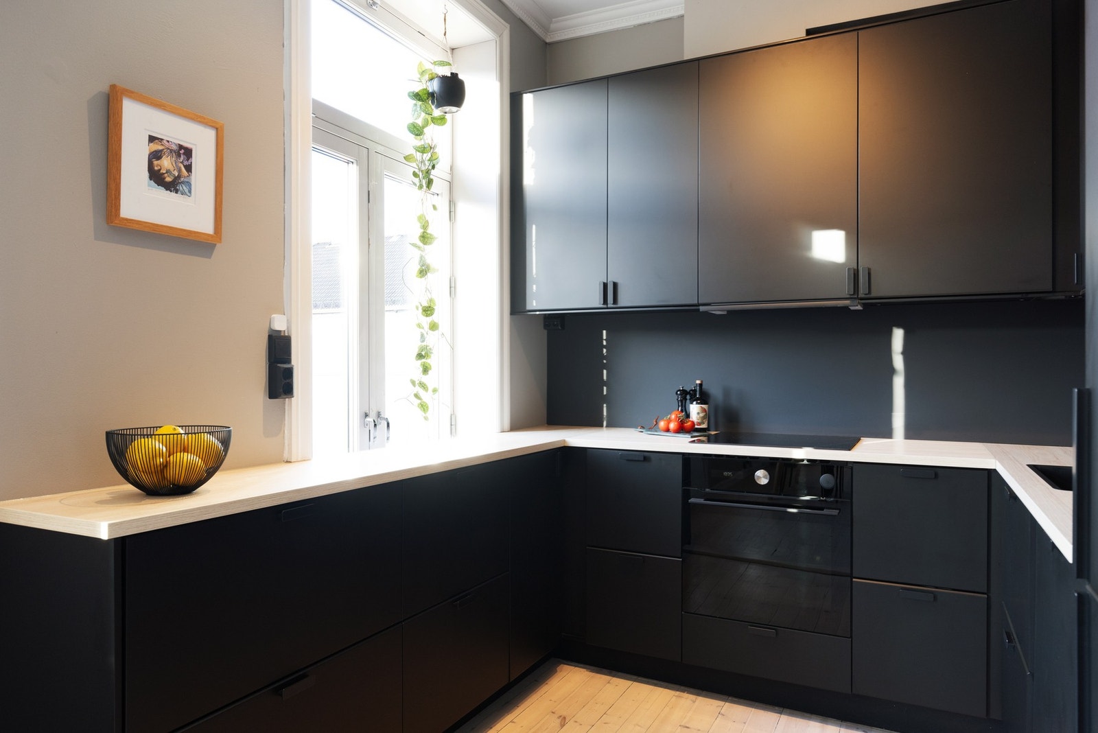 Kjøkkenet har gode arbeidsvilkår med mye benkeplass og god oppbevaringsplass i skap og skuffer. Galleribilde