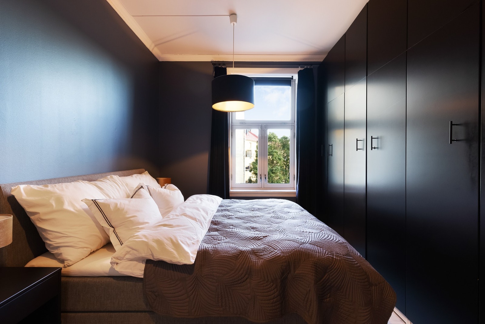 Hovedsoverommet er vendt mot stille bakgård, så her er alt lagt til rette for en god natts søvn. Galleribilde