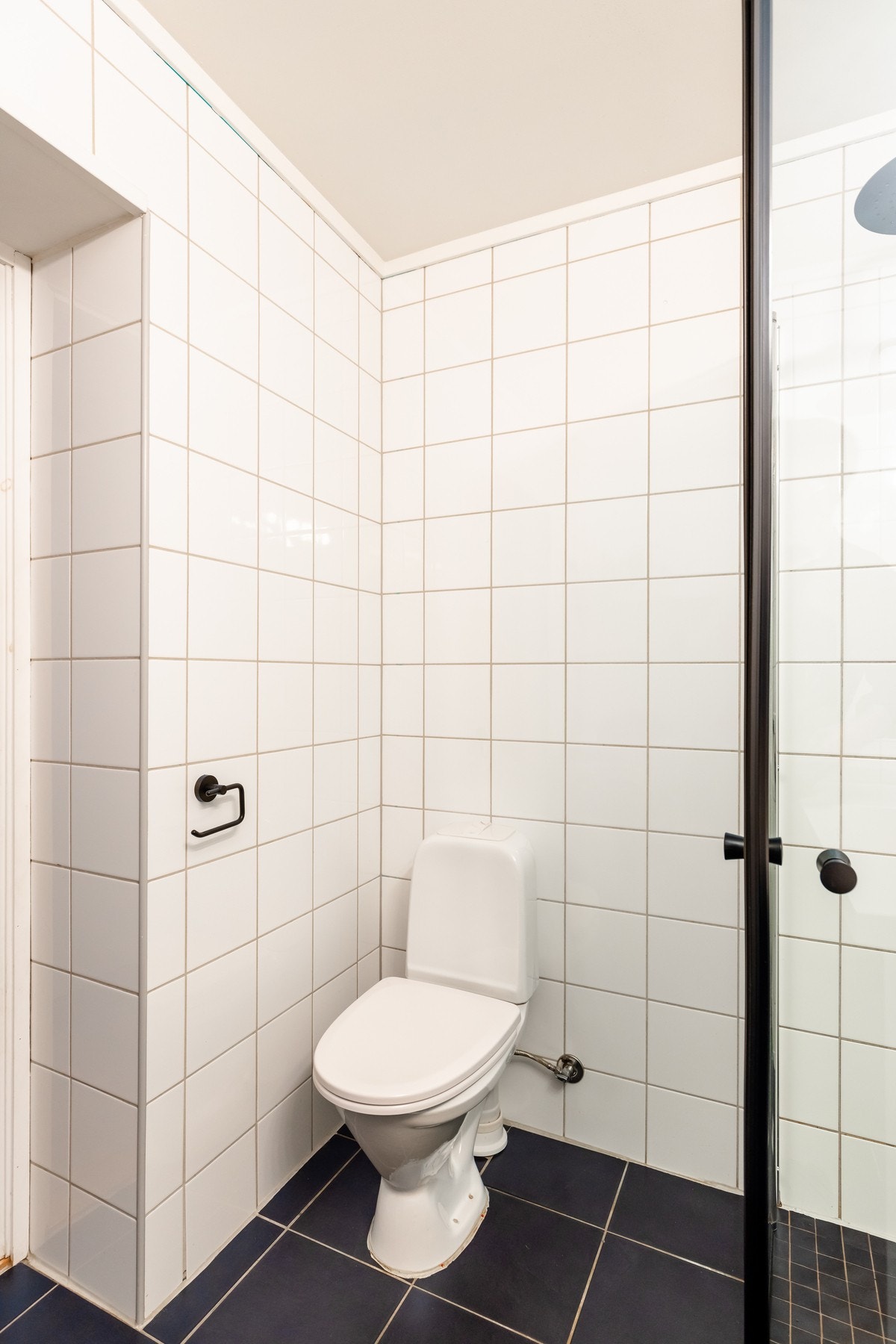 Gulvstående toalett. Badet har opplegg for vaskemaskin. Galleribilde