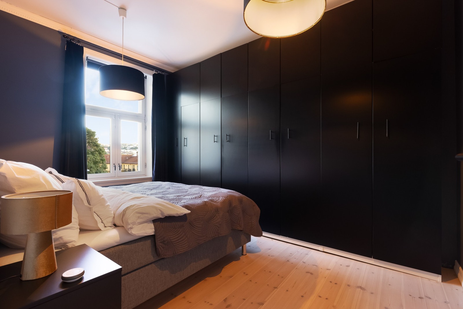 Soverommet byr videre på garderobeløsning langs hele veggen med gode oppbevaringsmuligheter! Galleribilde