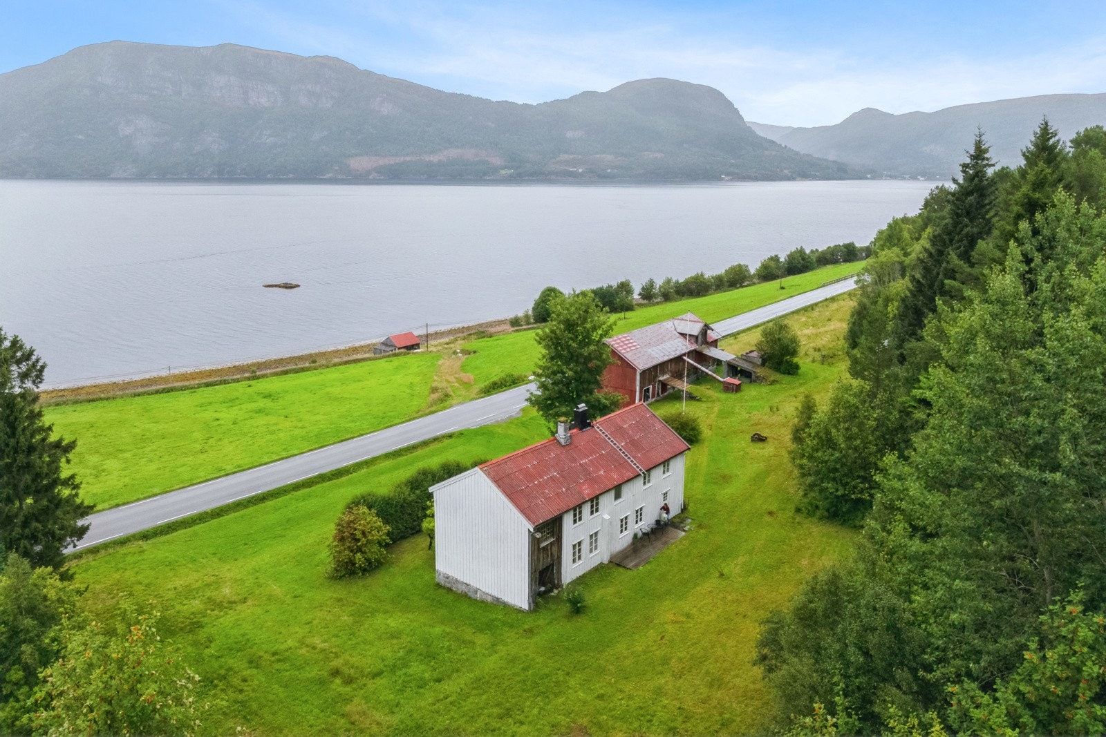 Gårdstun m/utsikt Galleribilde