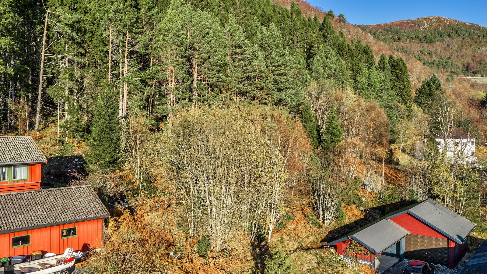 Tomten ligger i enden av Grytastrandvegen, hvor det er eneboliger fra forskjellige tisdepoker. Galleribilde