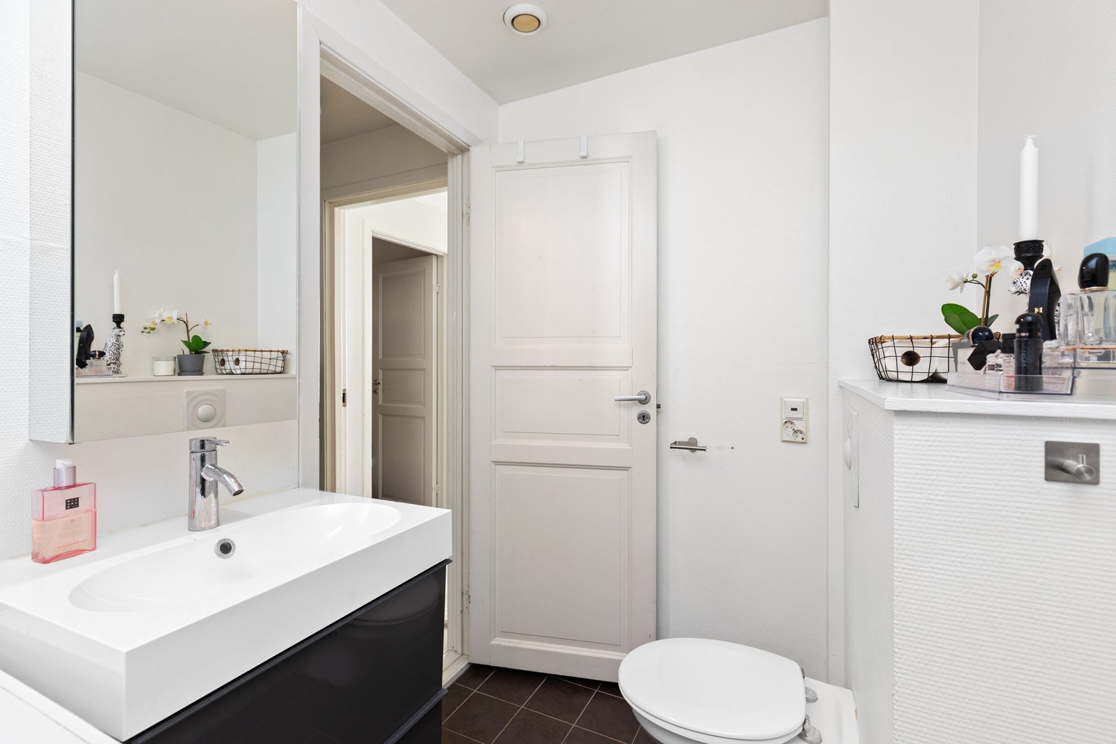 Det er gulvvarme på badet og opplegg for vaskemaskin. Galleribilde