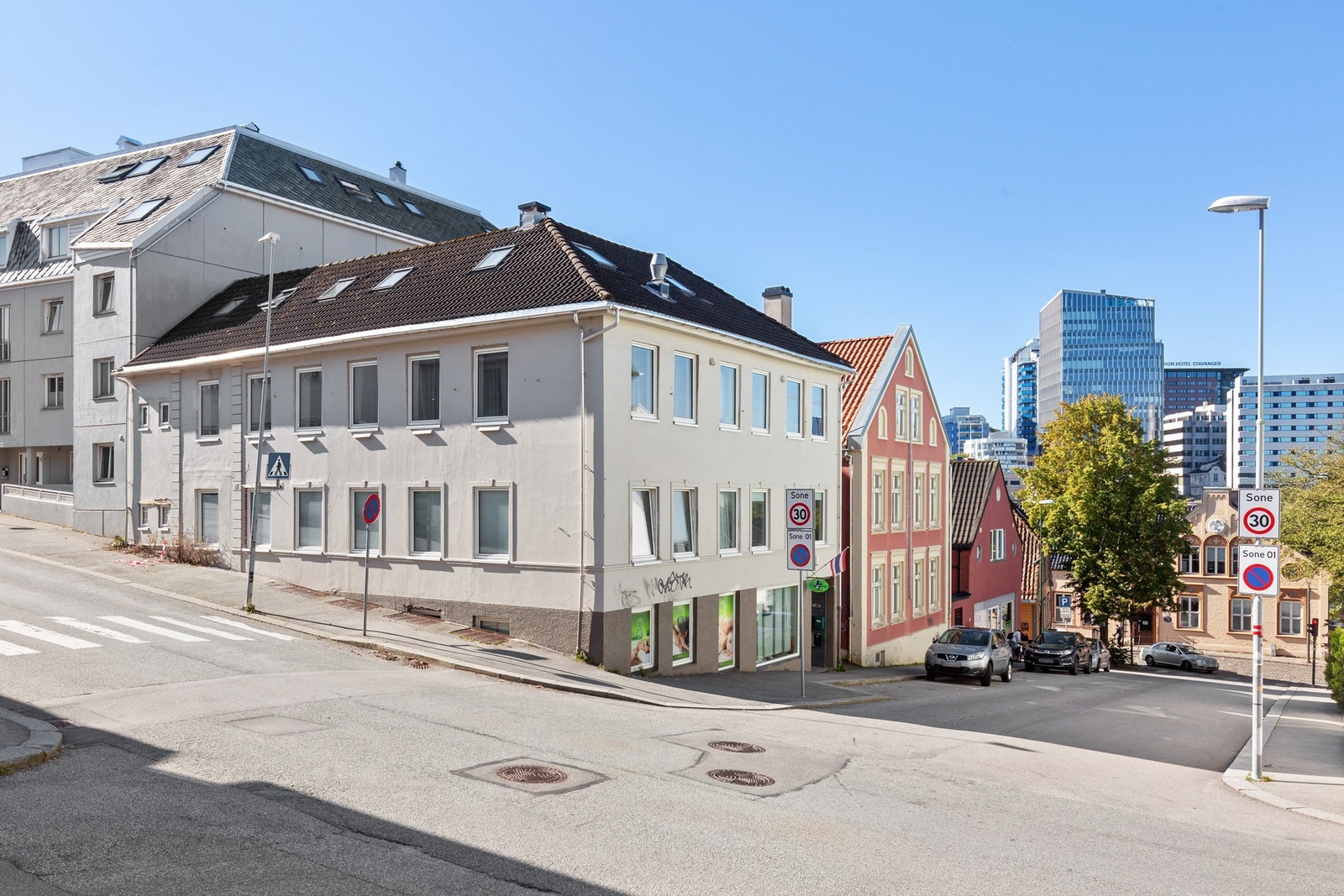 Med gangavstand til butikker, restauranter, kaféer, utesteder og kulturliv er dette en ideell leilighet for deg som ønsker en enkel hverdag. Galleribilde