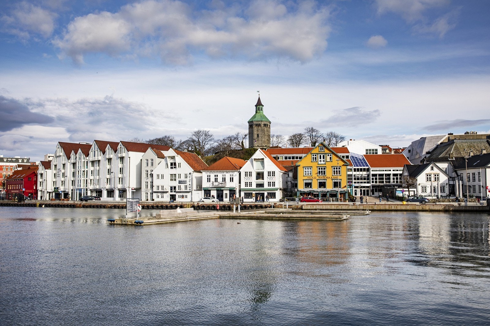 Vågen i Stavanger sentrum er også kun minutters gange fra leiligheten. Galleribilde