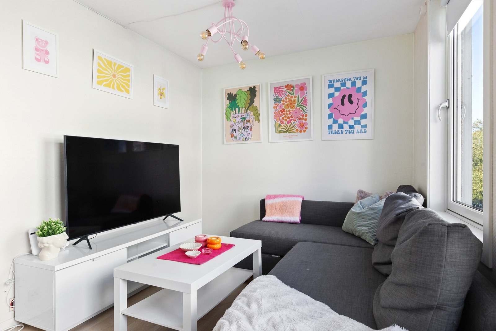 Det er god plass til stor sofagruppe og tv-seksjon. Galleribilde