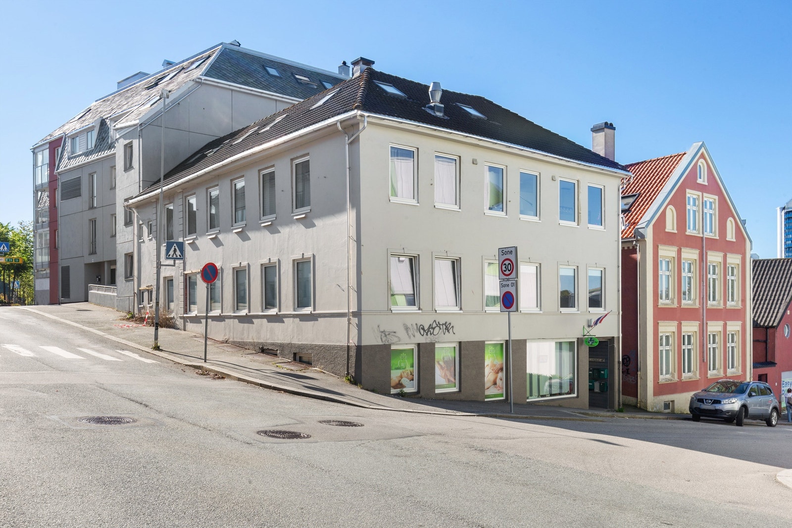 Leiligheten ligger i byggets 2. etasje. Galleribilde