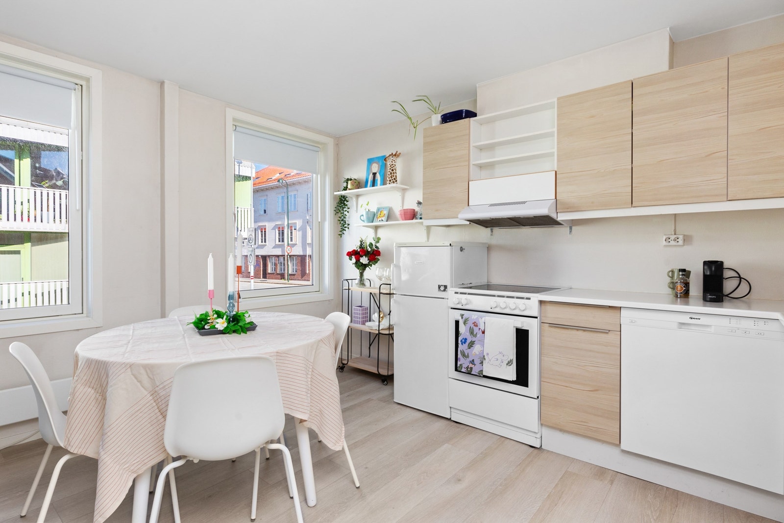 Det er god plass til spisebord ved kjøkkenet. Galleribilde
