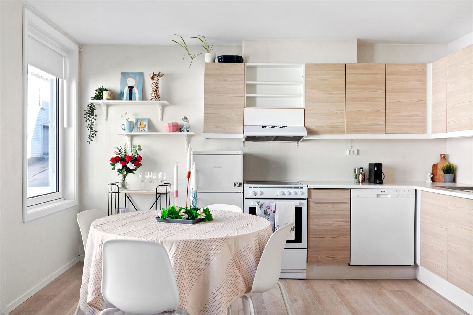 Krogsveen v/ Melissa Lid har gleden av å presentere Bergelandsgata 47 - en arealeffektiv og innbydende leilighet midt i bykjernen av Stavanger. Galleribilde