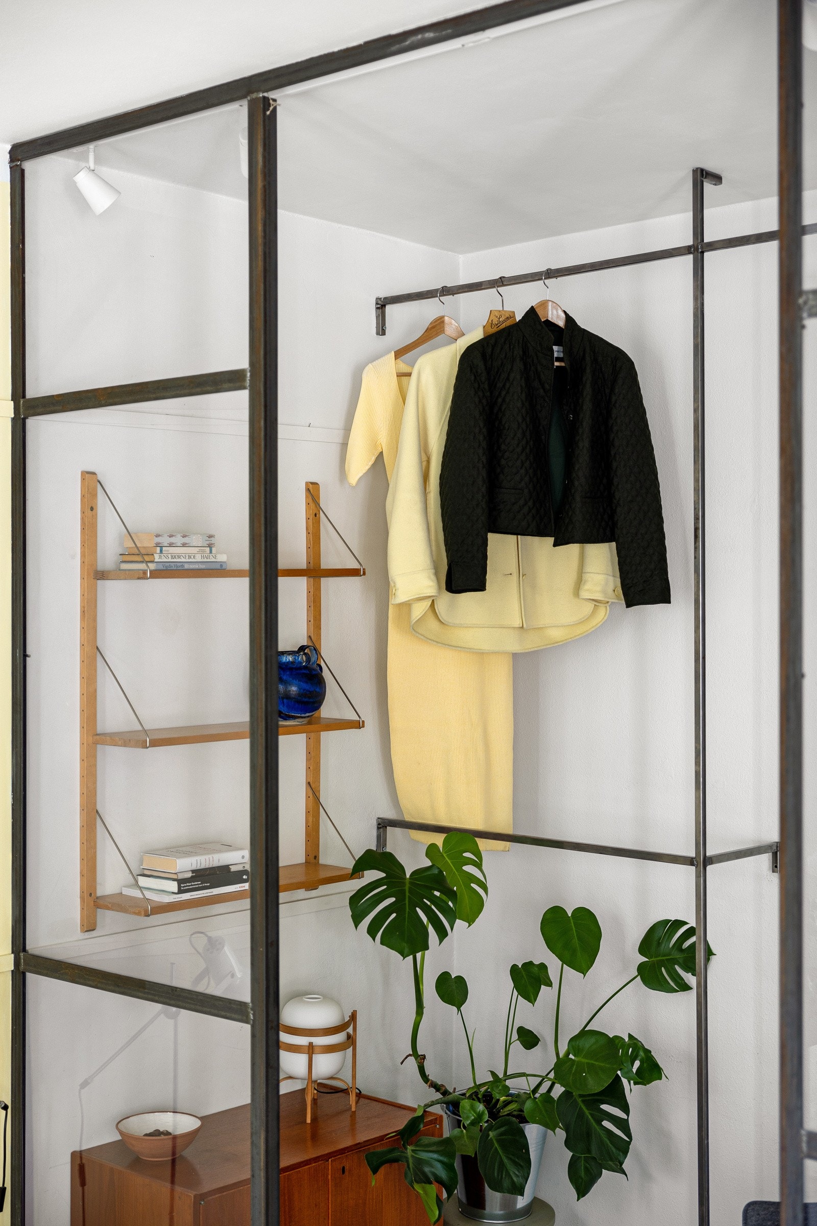 En lekker smijernsvegg skiller av spisestuen og et praktisk hjemmekontor. Galleribilde