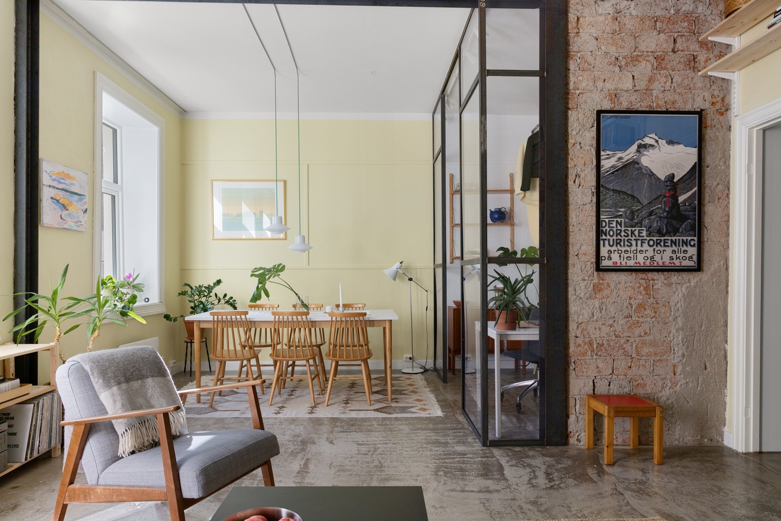 Lys og gjennomgående 2-roms i et sentralt men tilbaketrukket og hyggelig område på Fredensborg. Galleribilde