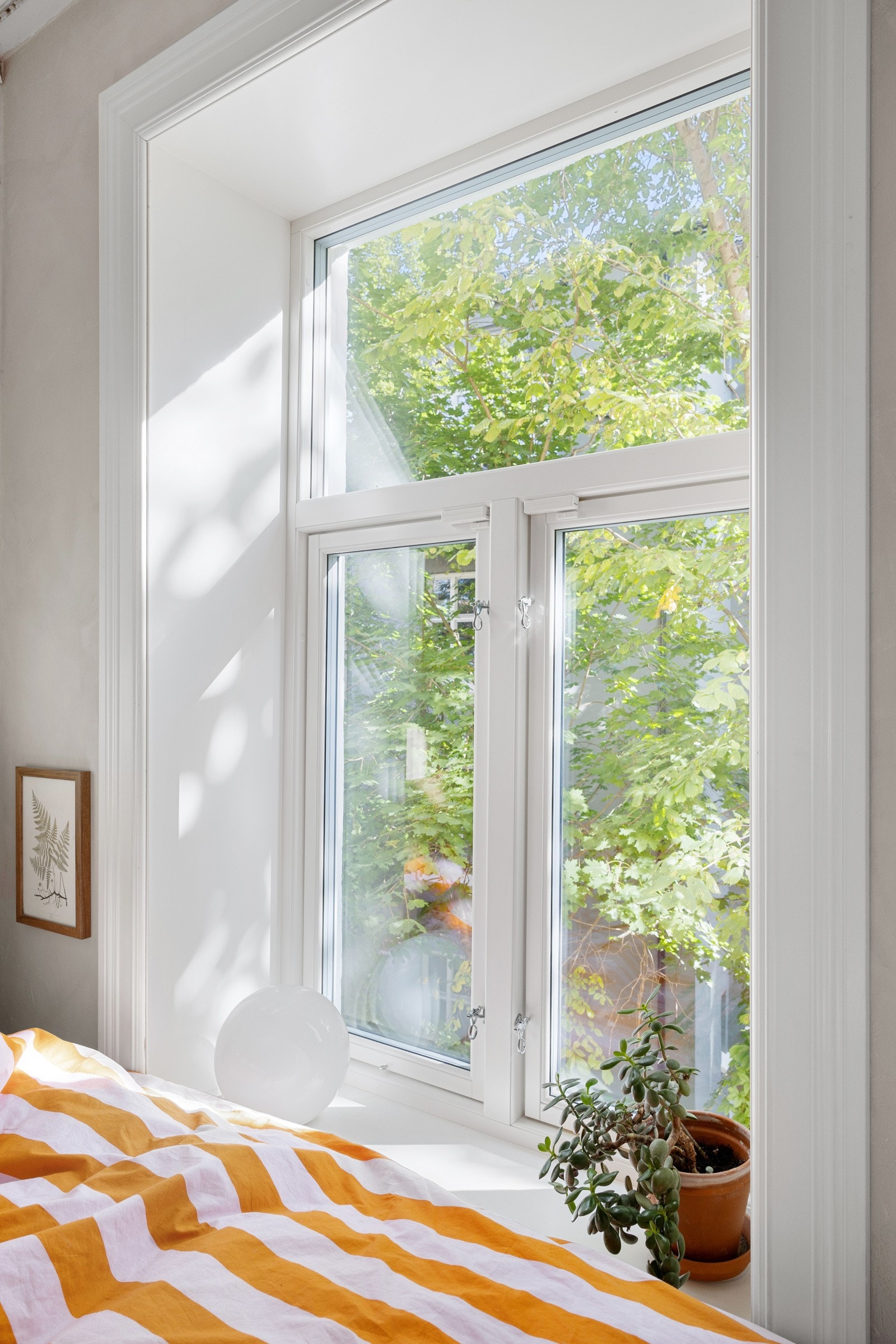 Rommet ligger mot rolig bakgård. Galleribilde