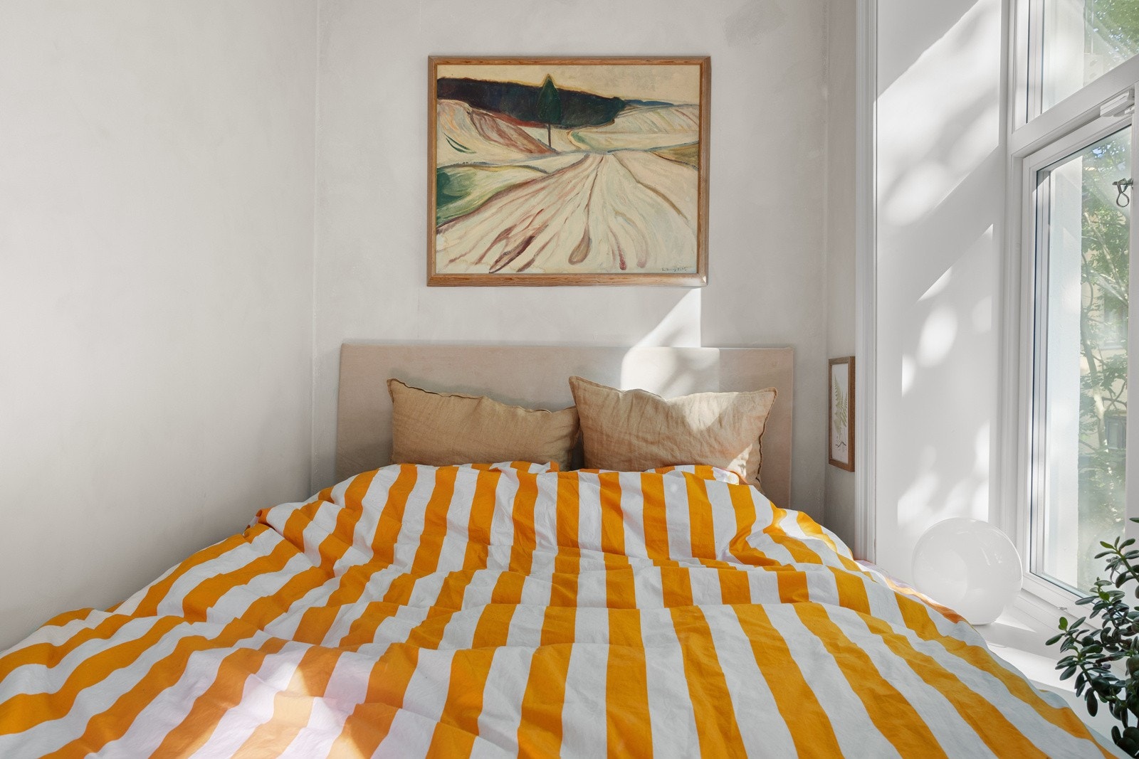 Plassbygget seng med lagringsplass under. Galleribilde