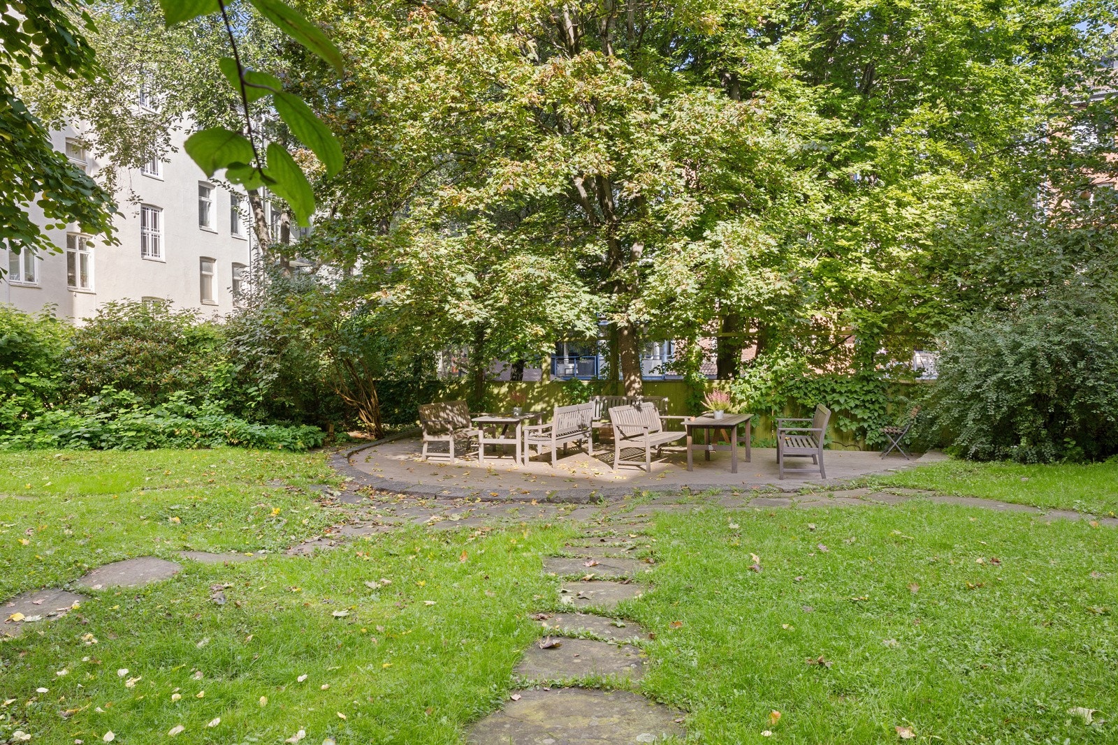 Flott felles gårdsrom med sittegrupper. Galleribilde